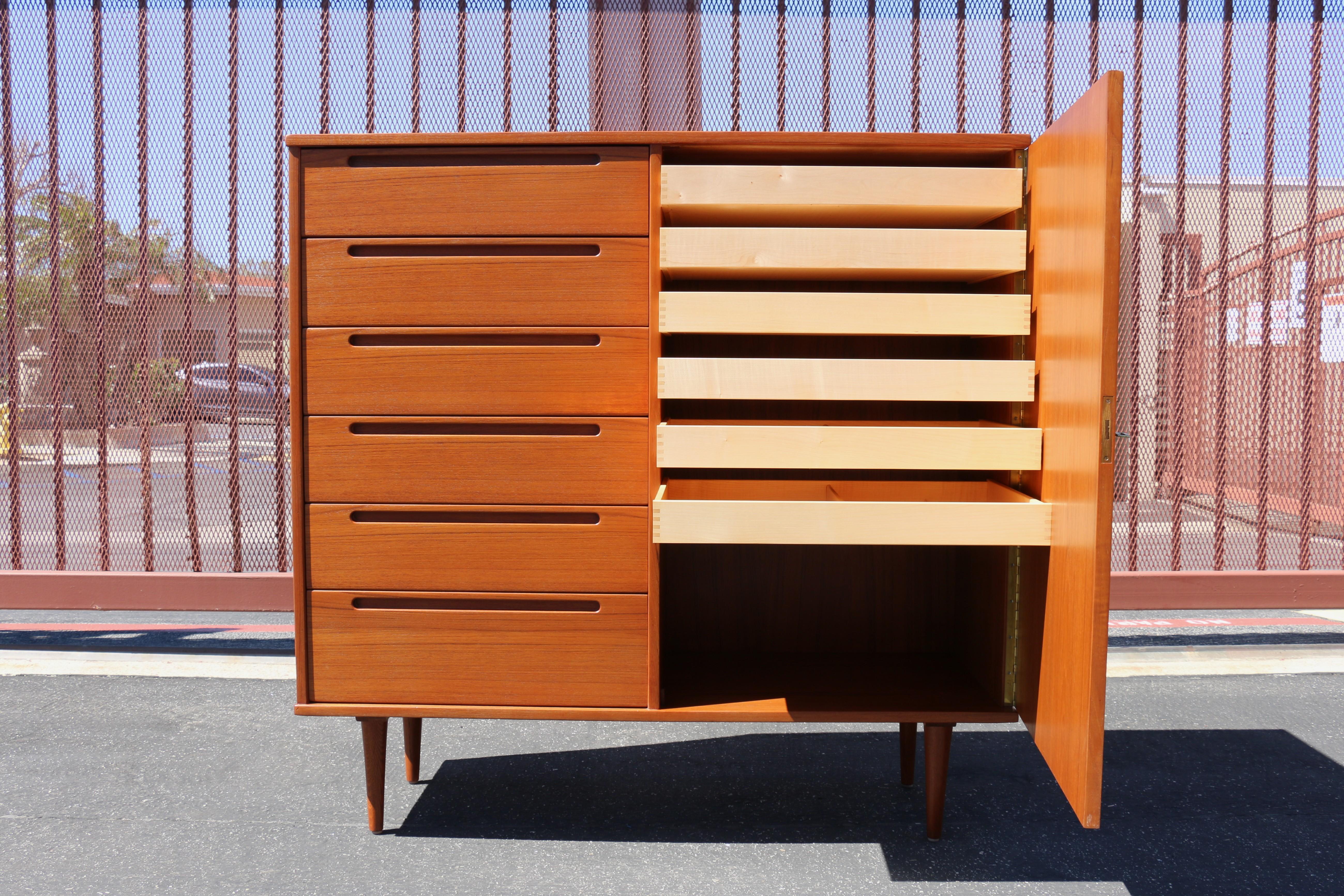 Teak Cassettone da uomo in teak moderno danese degli anni '70 in vendita
