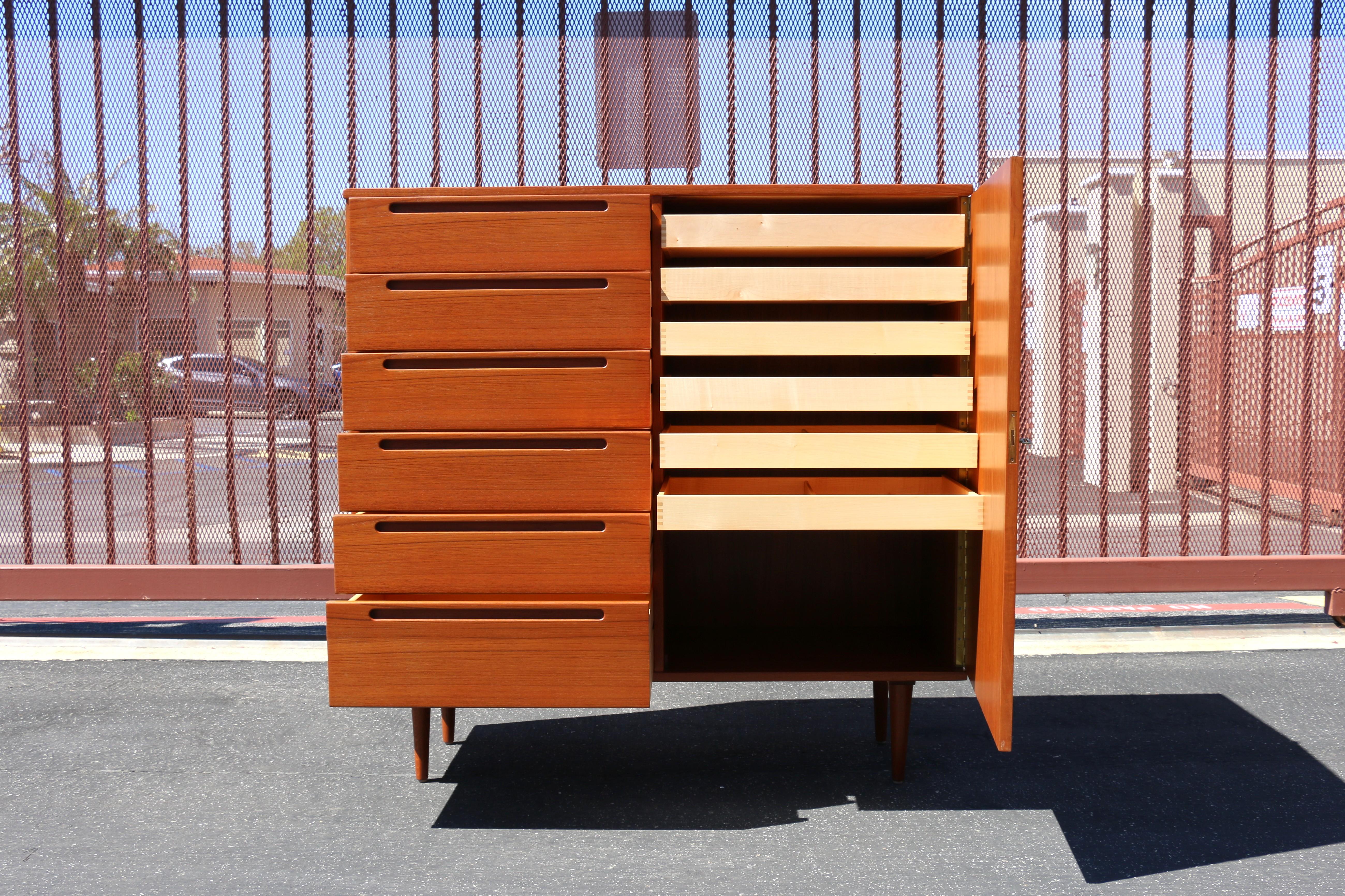 Cassettone da uomo in teak moderno danese degli anni '70 in vendita 1