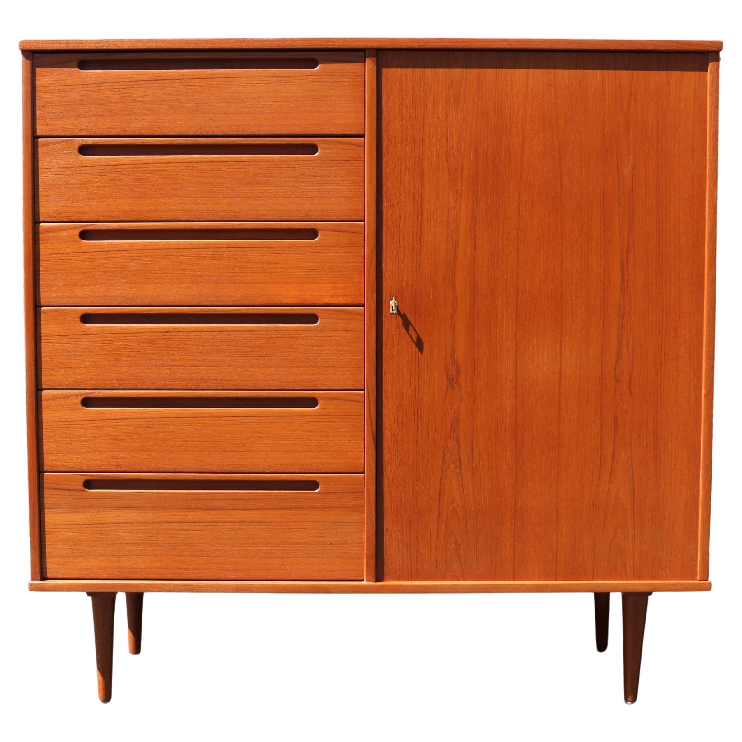 1970s Danish Modern Teak Gentleman's Dresser Chest (commode en teck pour homme)