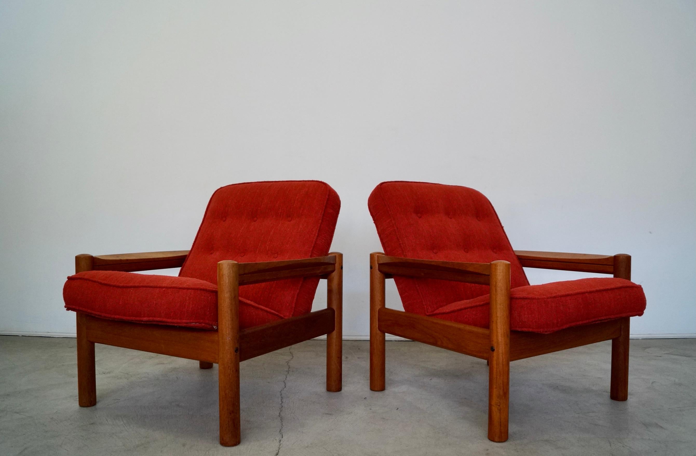 Paire de fauteuils de salon danois modernes en teck des années 1970 par Domino Mobler Excellent état - En vente à Burbank, CA