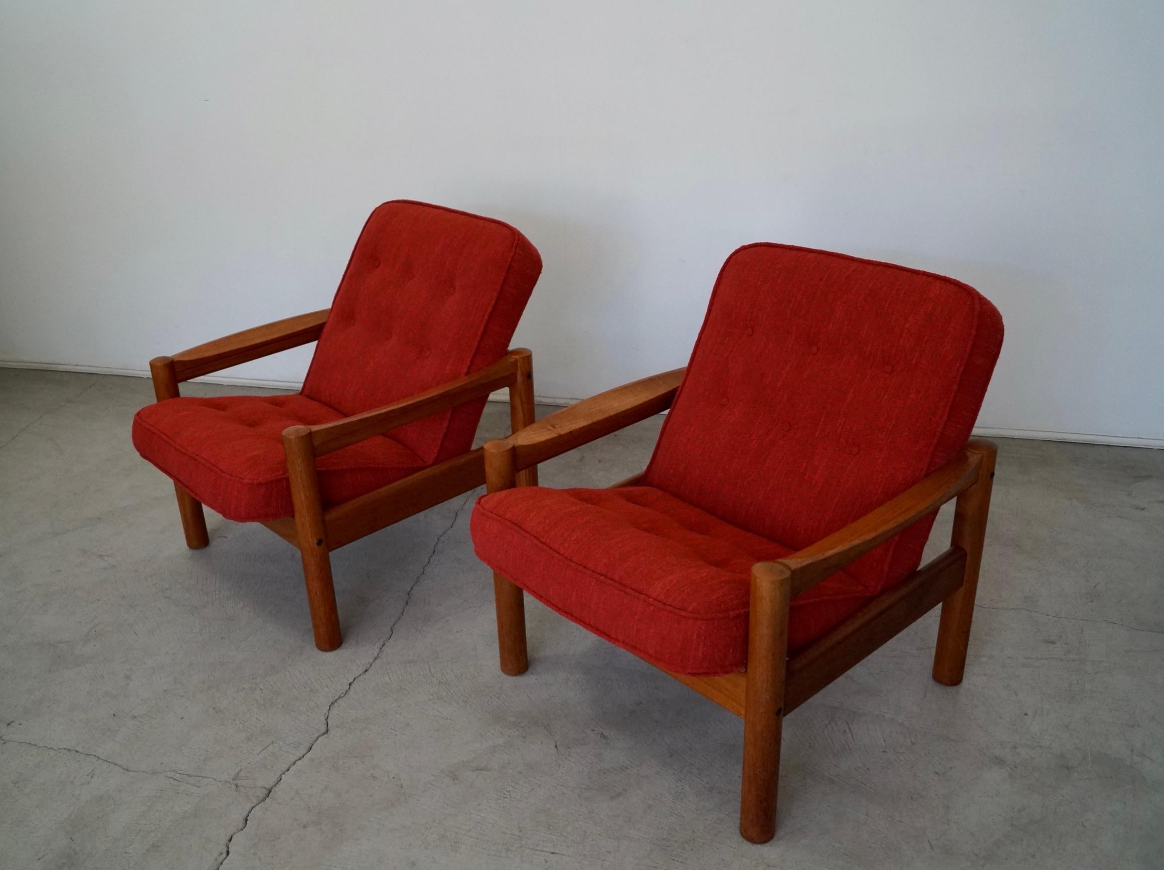 Fin du 20e siècle Paire de fauteuils de salon danois modernes en teck des années 1970 par Domino Mobler en vente