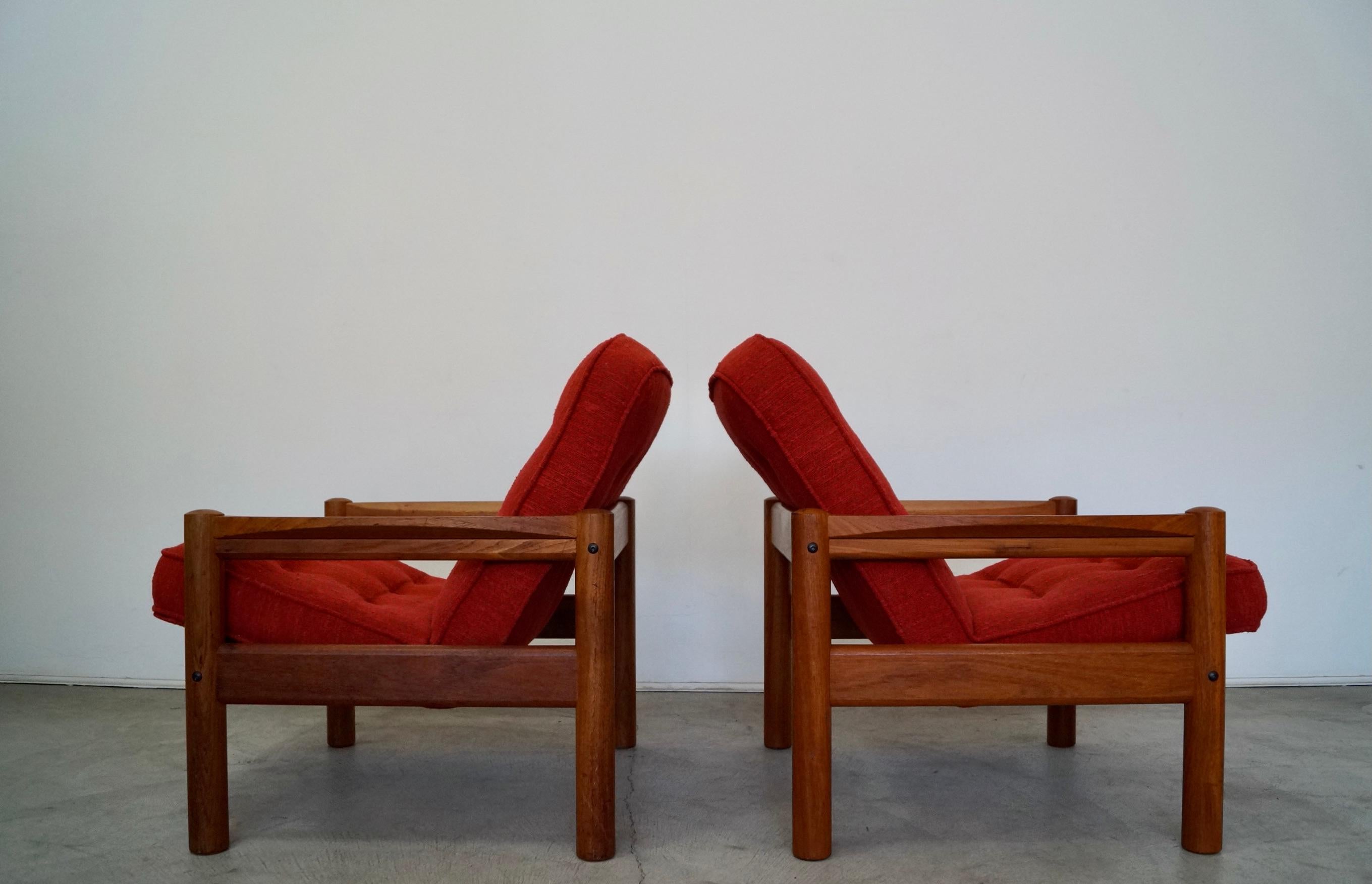 Teck Paire de fauteuils de salon danois modernes en teck des années 1970 par Domino Mobler en vente
