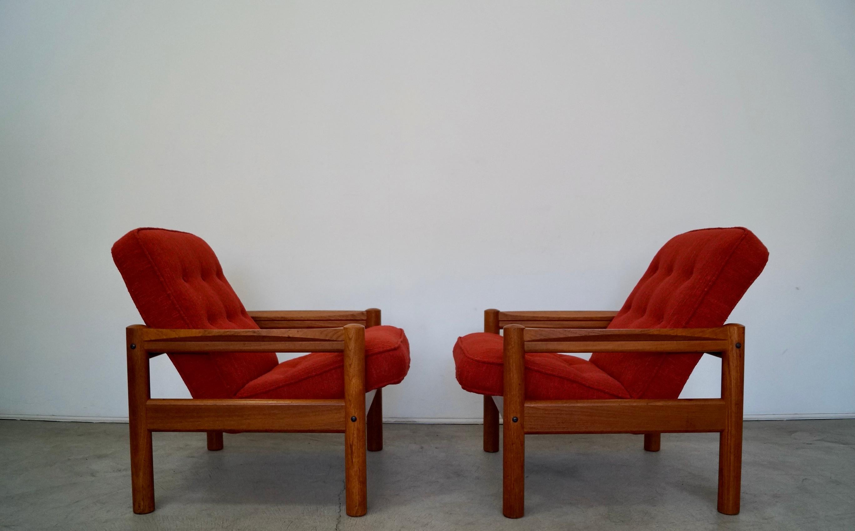 Paire de fauteuils de salon danois modernes en teck des années 1970 par Domino Mobler en vente 2