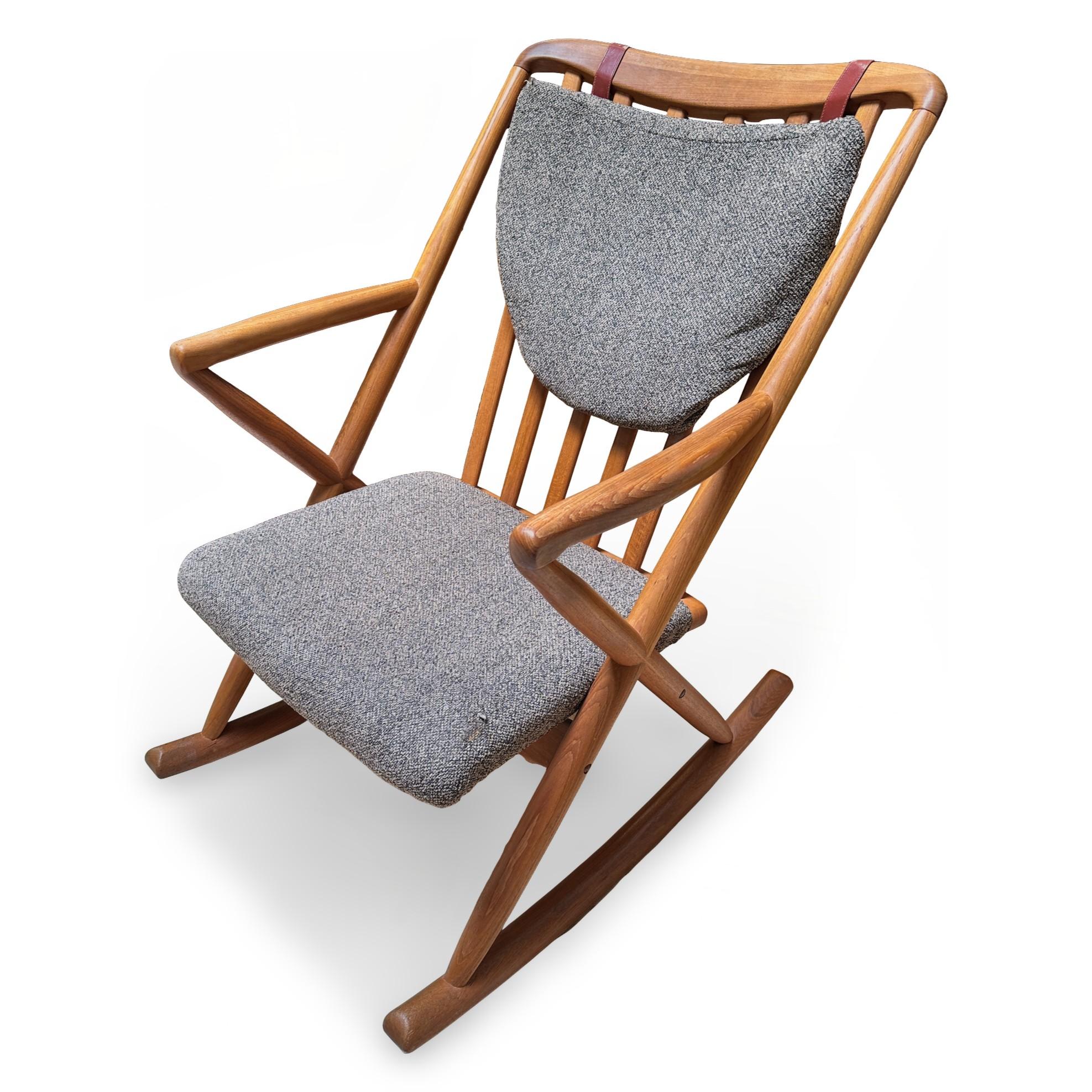 La mecedora danesa de teca moderna de los años 70, obra de Benny Linden, ejemplifica las líneas limpias y el diseño funcional característicos de los muebles escandinavos de la época. Fabricada en madera de teca de alta calidad, la silla presenta un