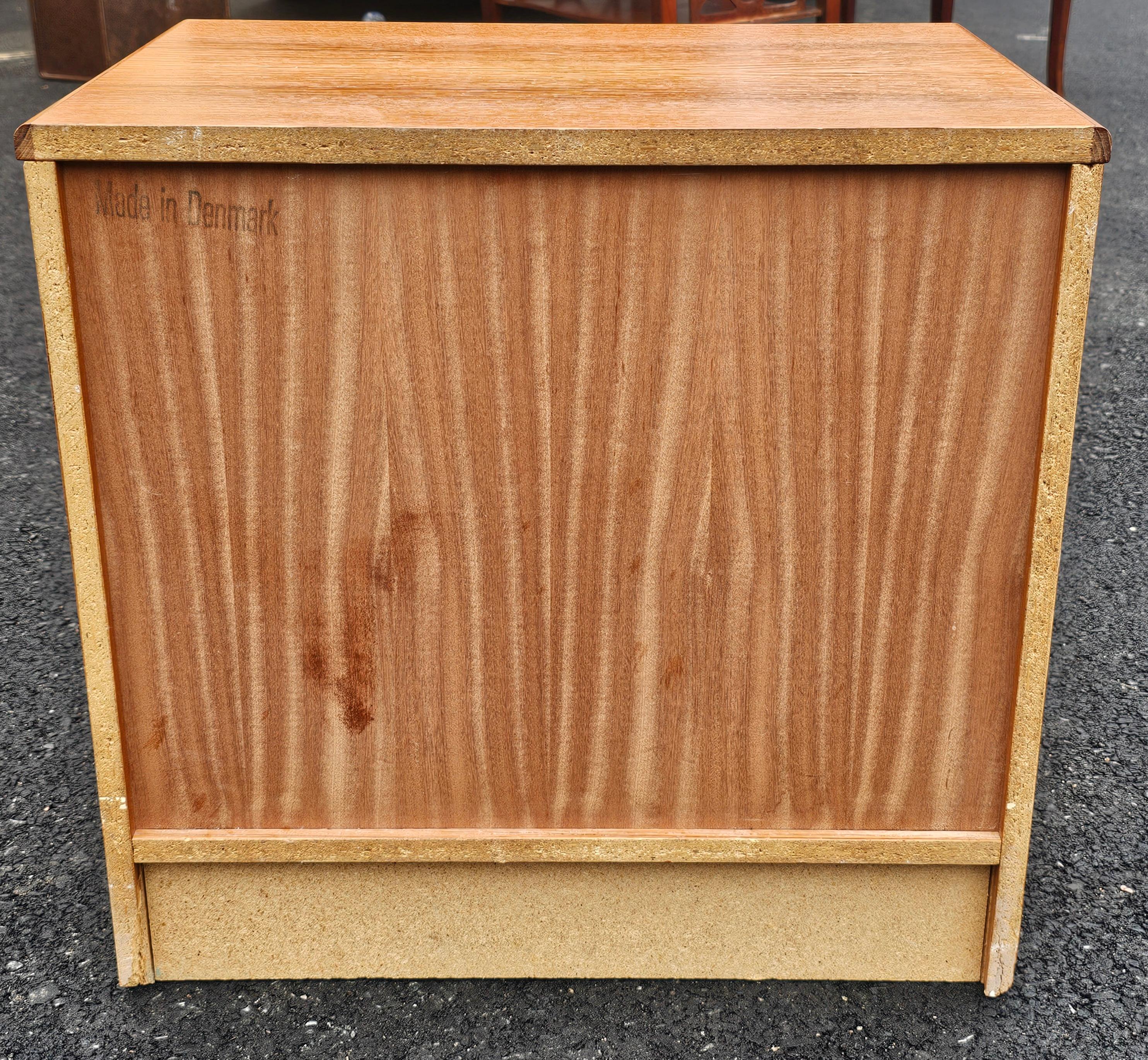 Table de chevet danoise moderne à un tiroir des années 1970 en vente 2