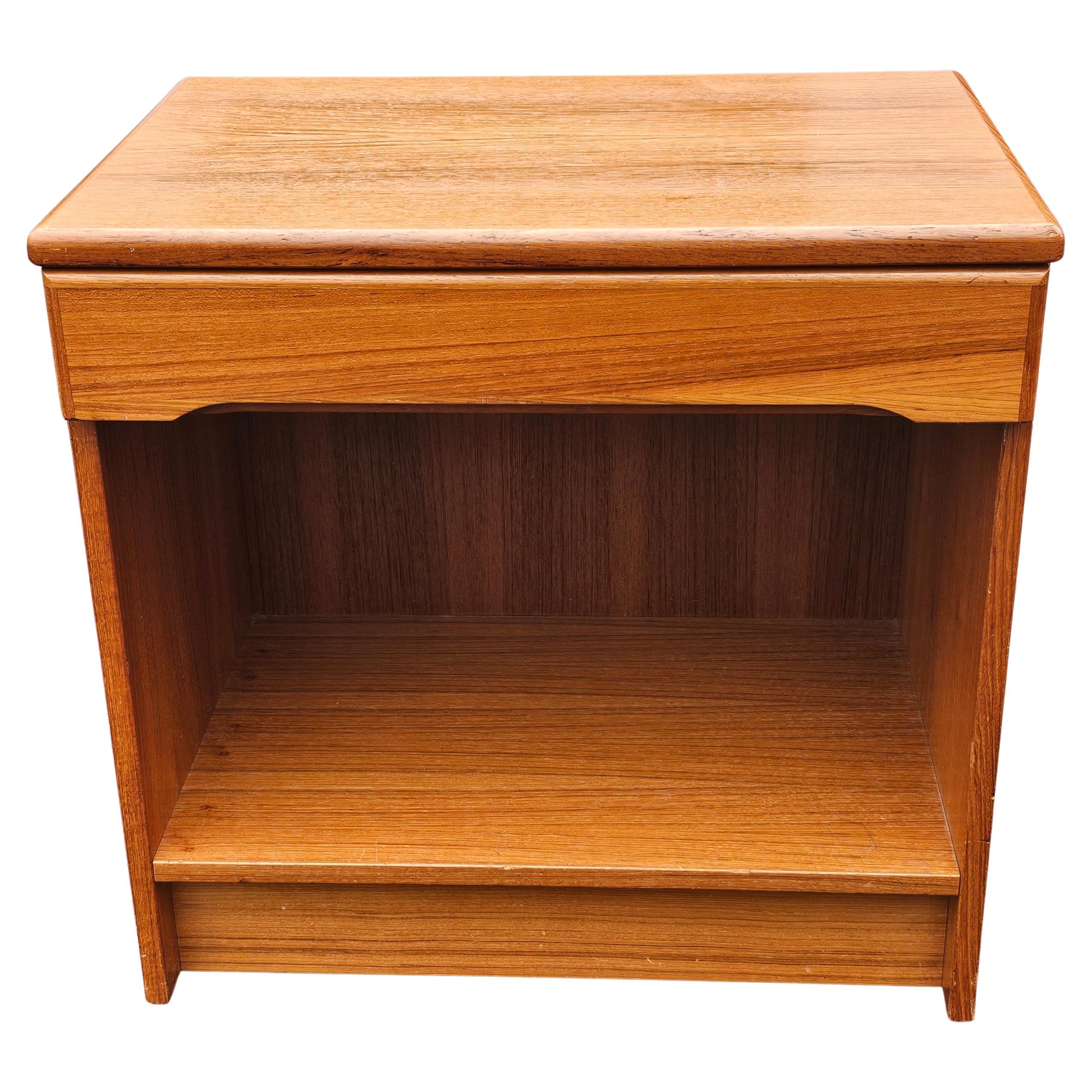 Table de chevet en teck moderne danois des années 1970. Mesure 22