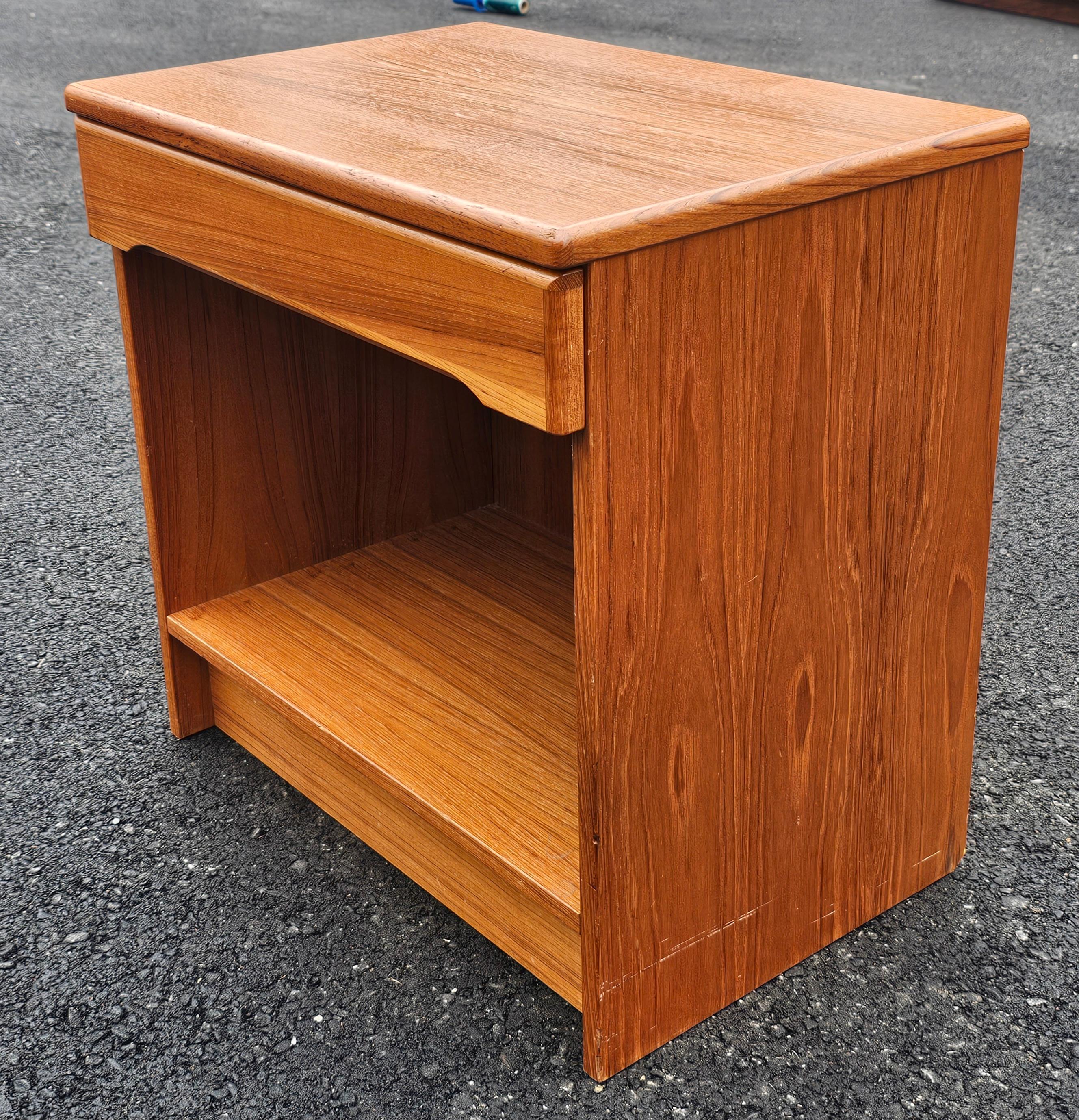 Scandinave moderne Table de chevet danoise moderne à un tiroir des années 1970 en vente
