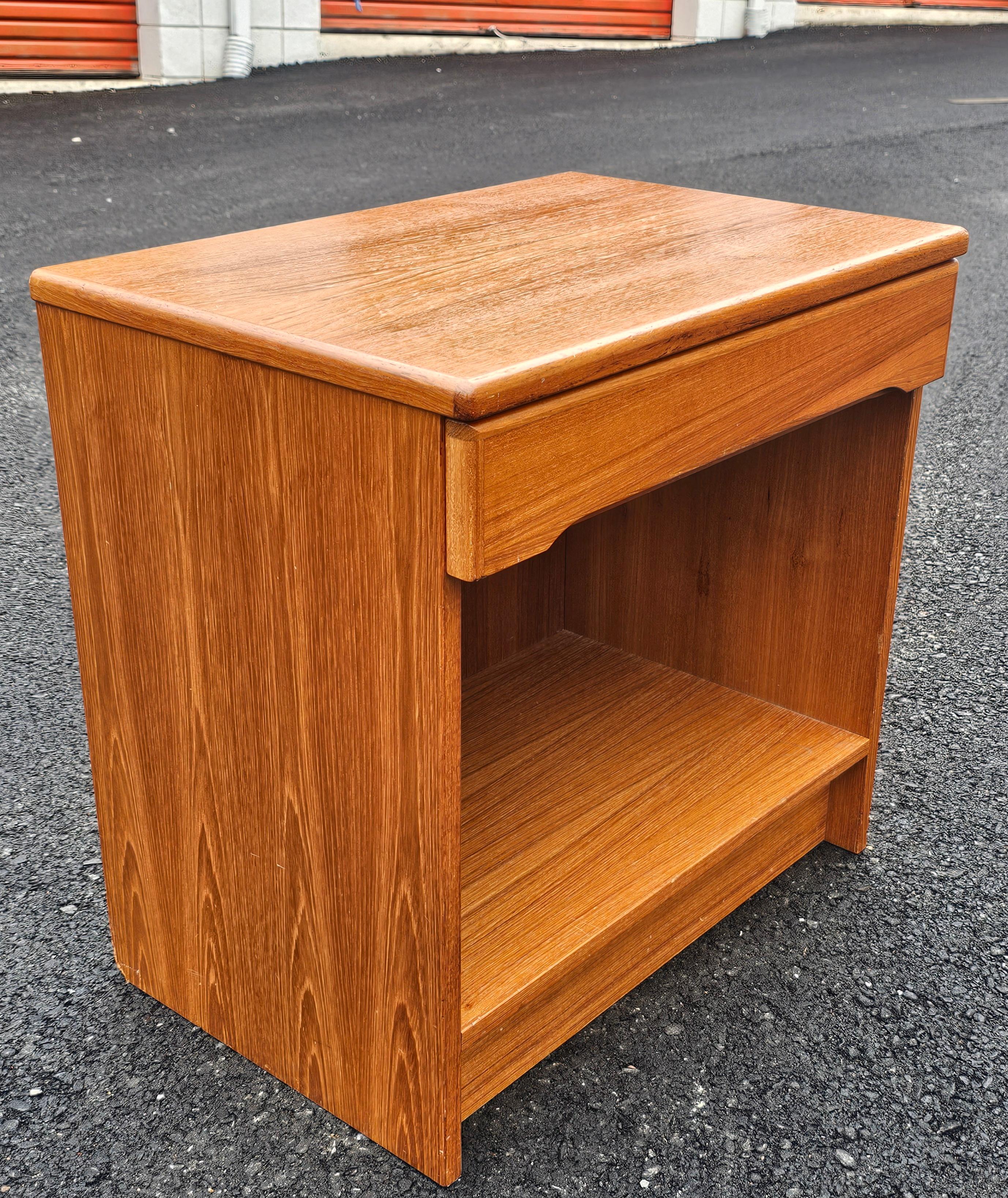 Danois Table de chevet danoise moderne à un tiroir des années 1970 en vente