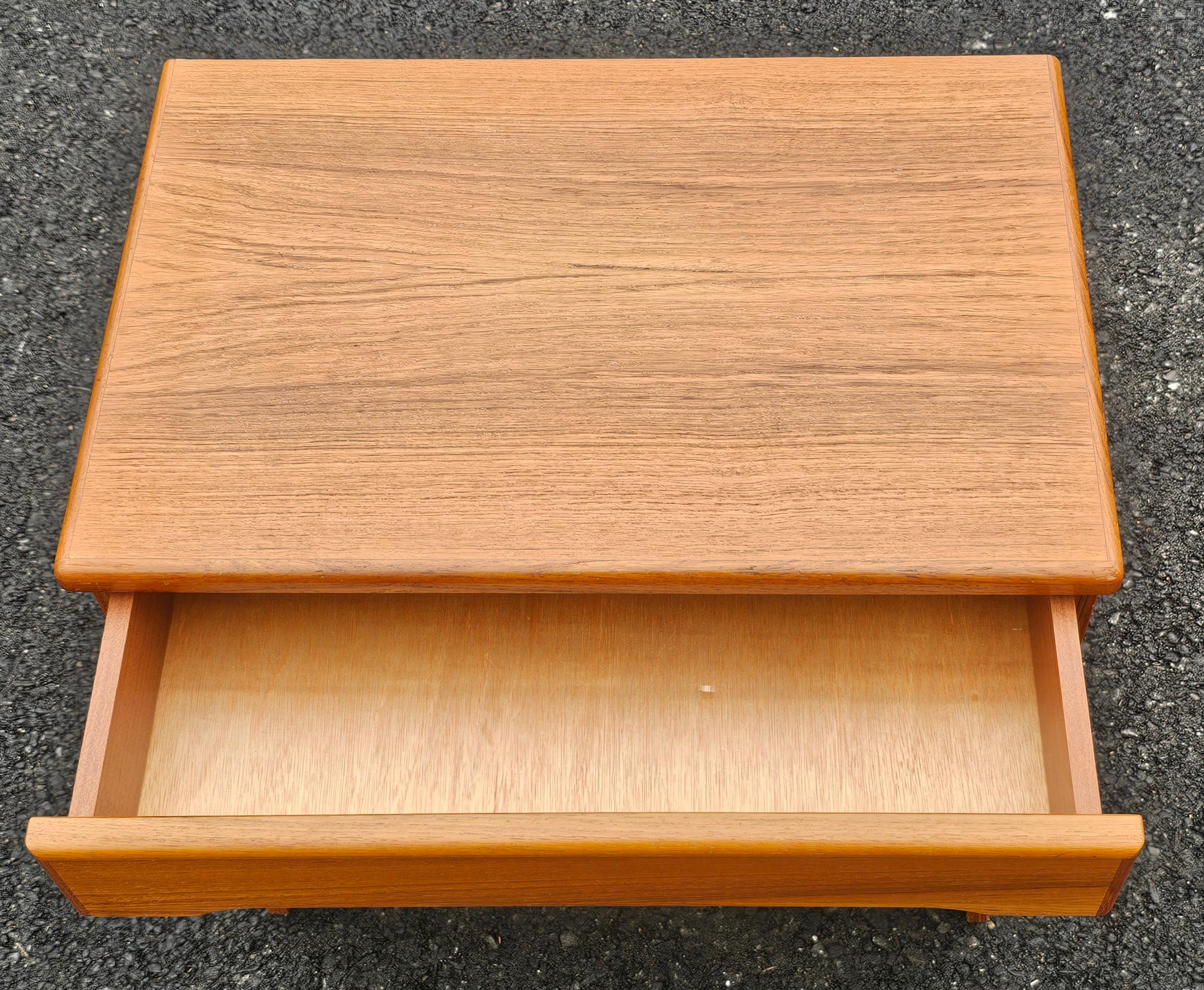 Autre Table de chevet danoise moderne à un tiroir des années 1970 en vente