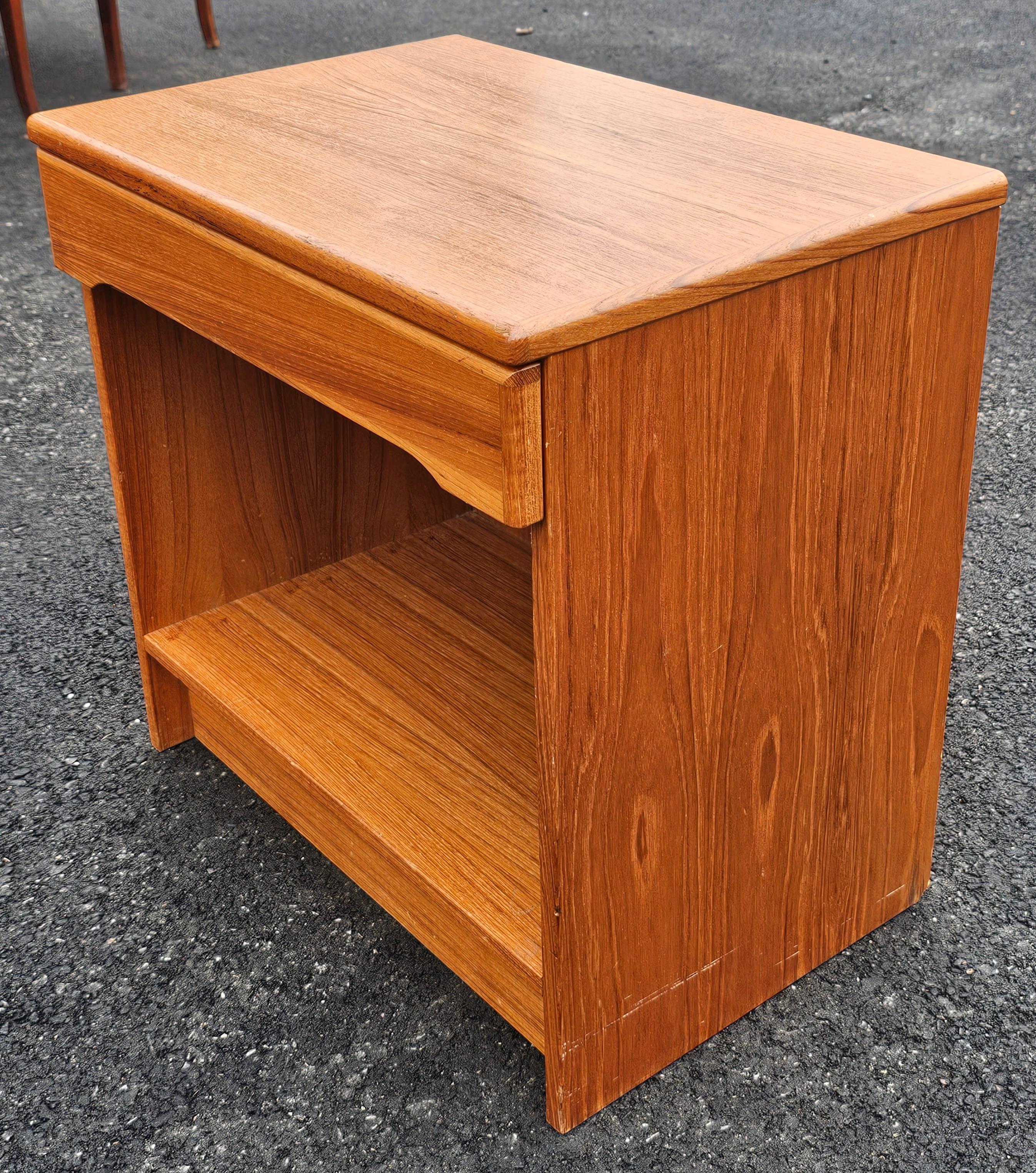20ième siècle Table de chevet danoise moderne à un tiroir des années 1970 en vente
