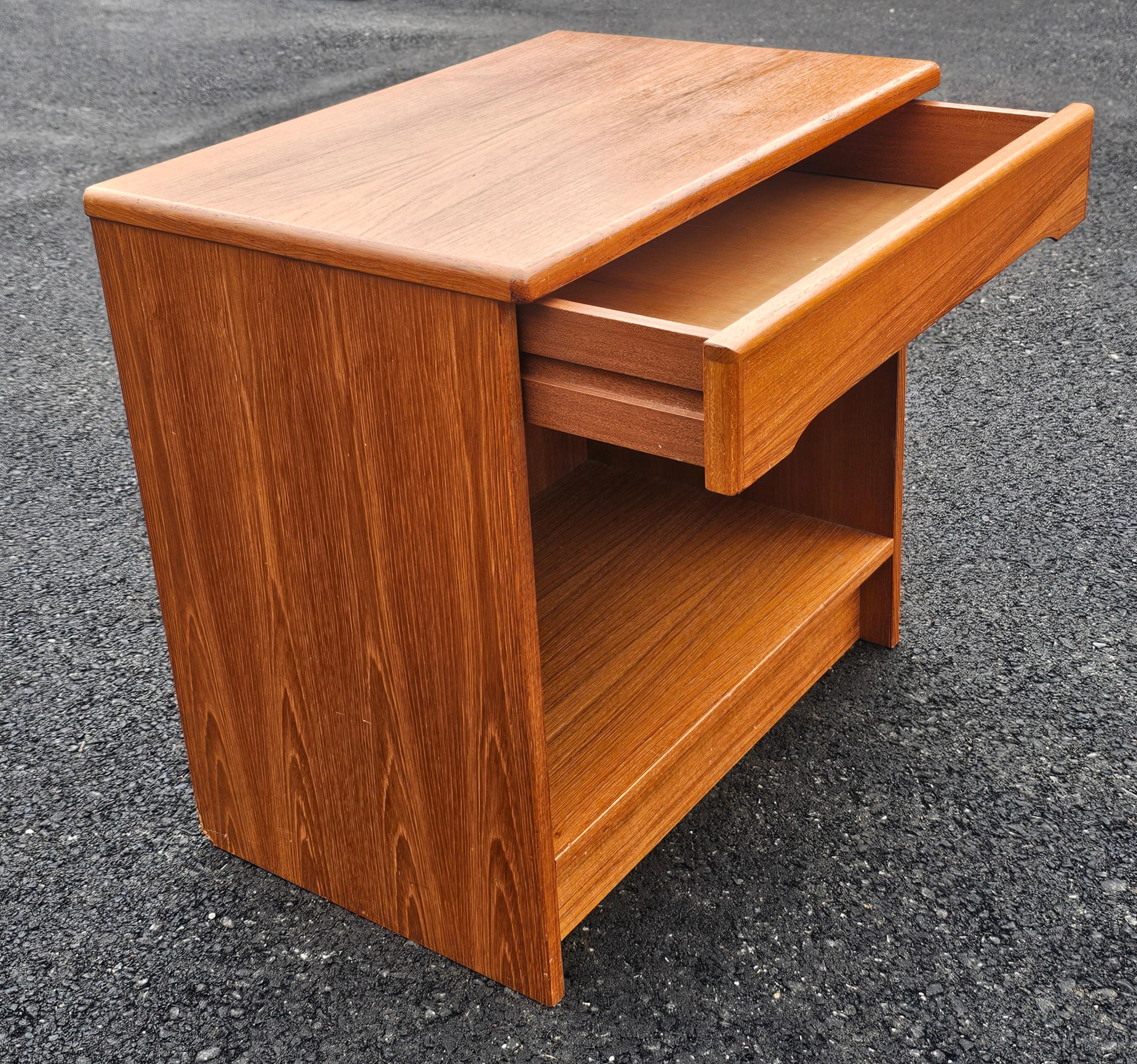 Teck Table de chevet danoise moderne à un tiroir des années 1970 en vente