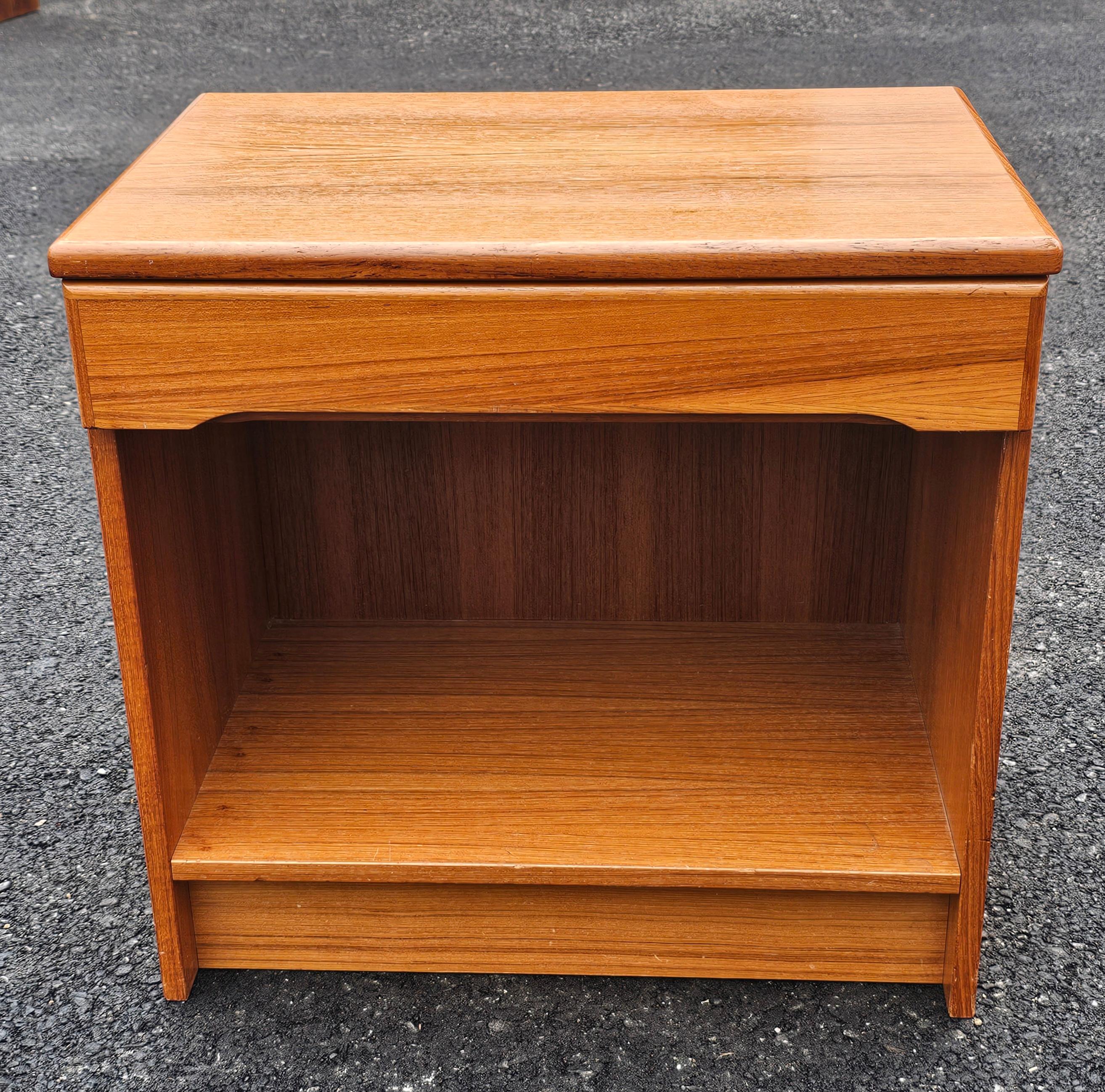 Table de chevet danoise moderne à un tiroir des années 1970 en vente 1