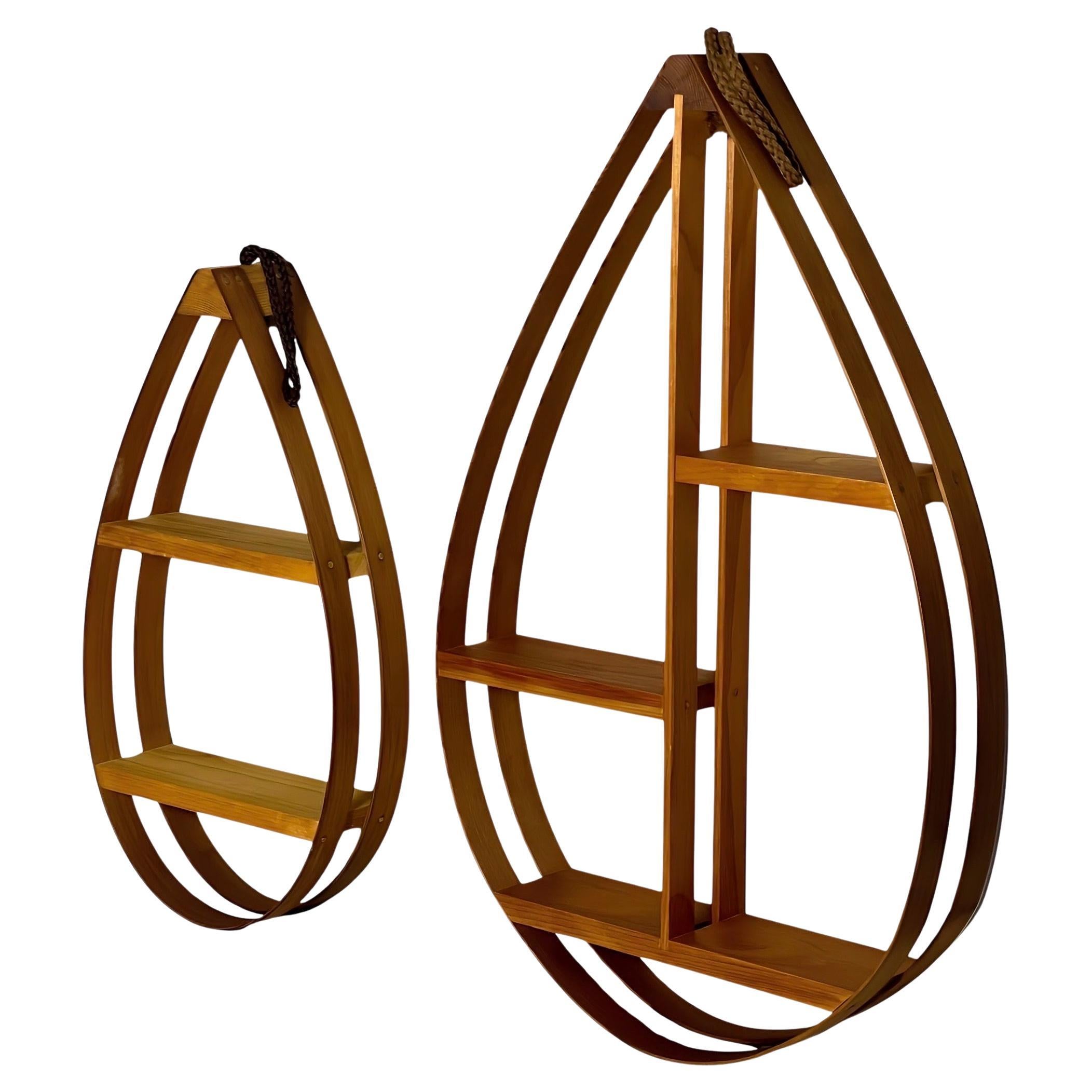 Par de estanterías de pared de madera curvada con forma de lágrima, danesas y modernas de los años 70