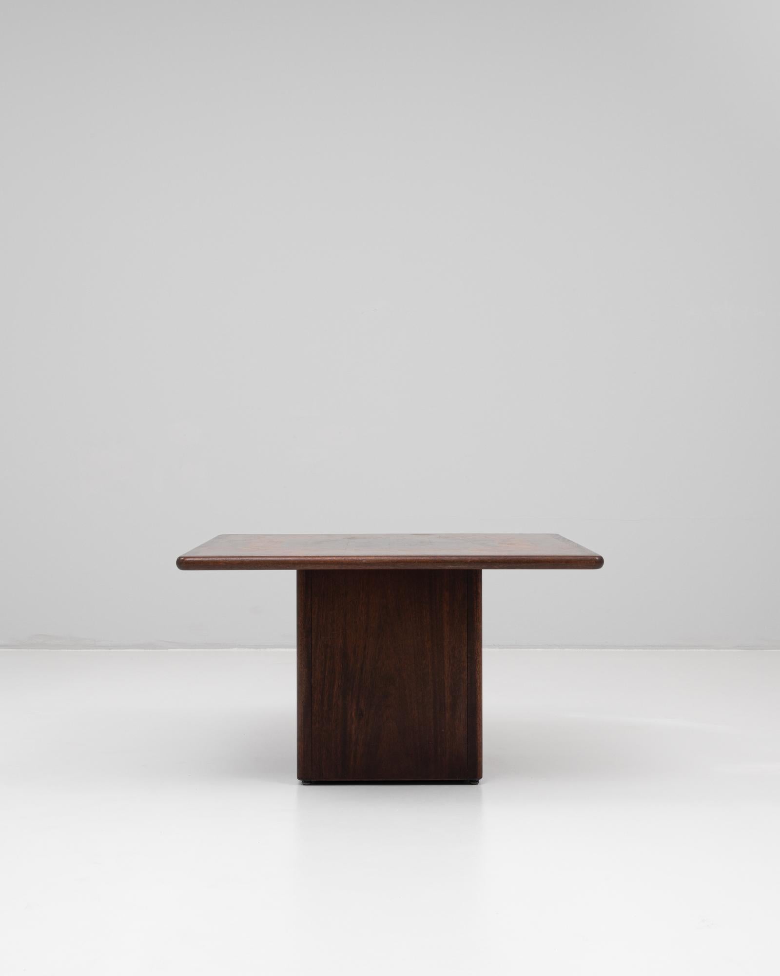 Ce guéridon moderniste danois des années 1970 incarne les lignes épurées et la simplicité raffinée caractéristiques du design scandinave du milieu à la fin du XXe siècle. Fabriqué dans un riche bois teinté foncé, le plateau carré présente des bords