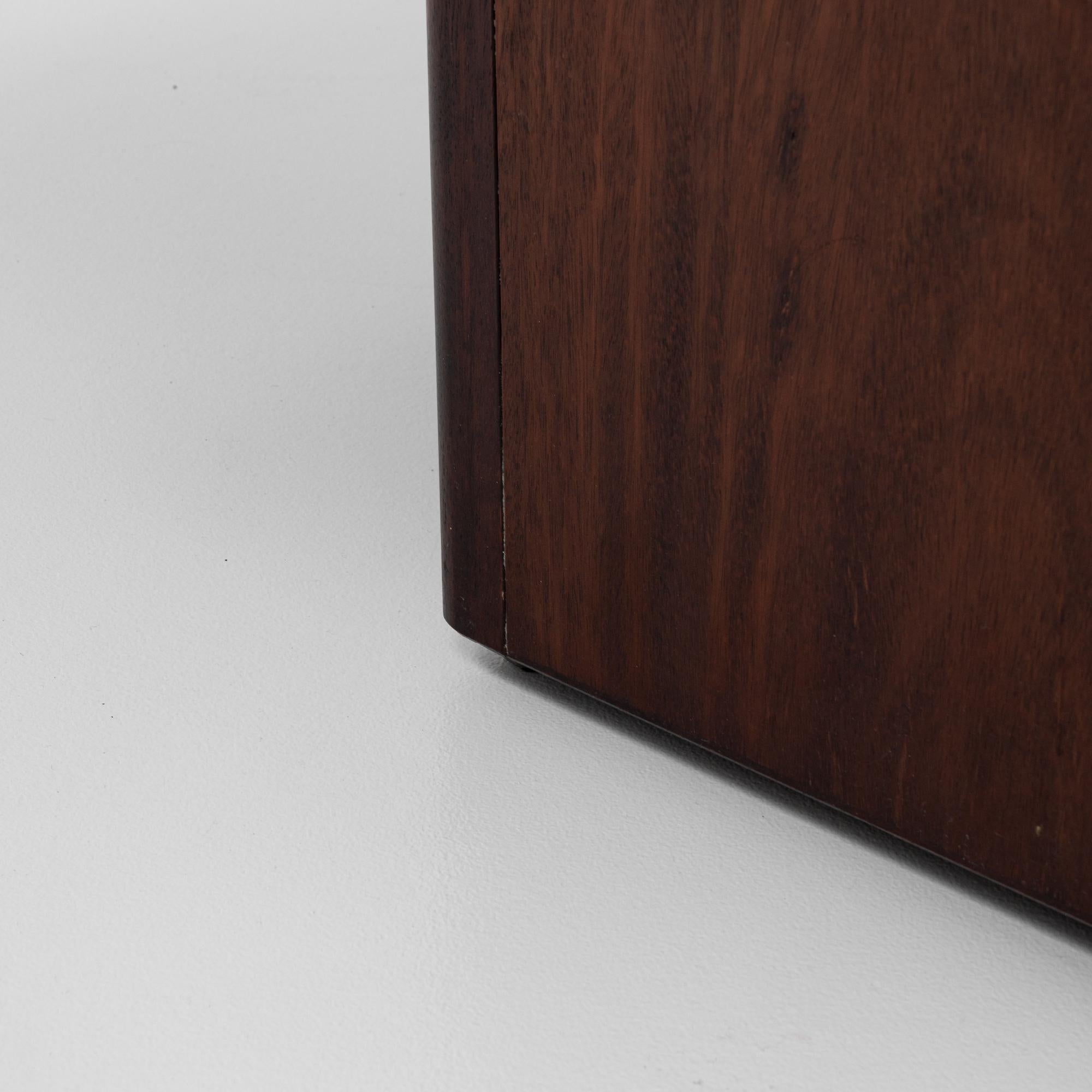 Bois Table basse à piédestal moderniste danoise des années 1970 en vente