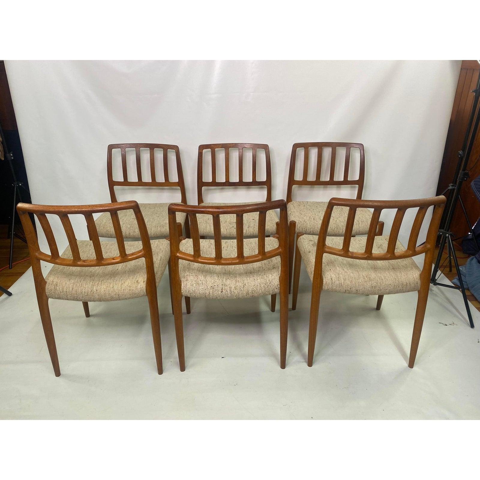 Danois Lot de six chaises de salle à manger danoises Moller modèle 83 en teck des années 1970 en vente