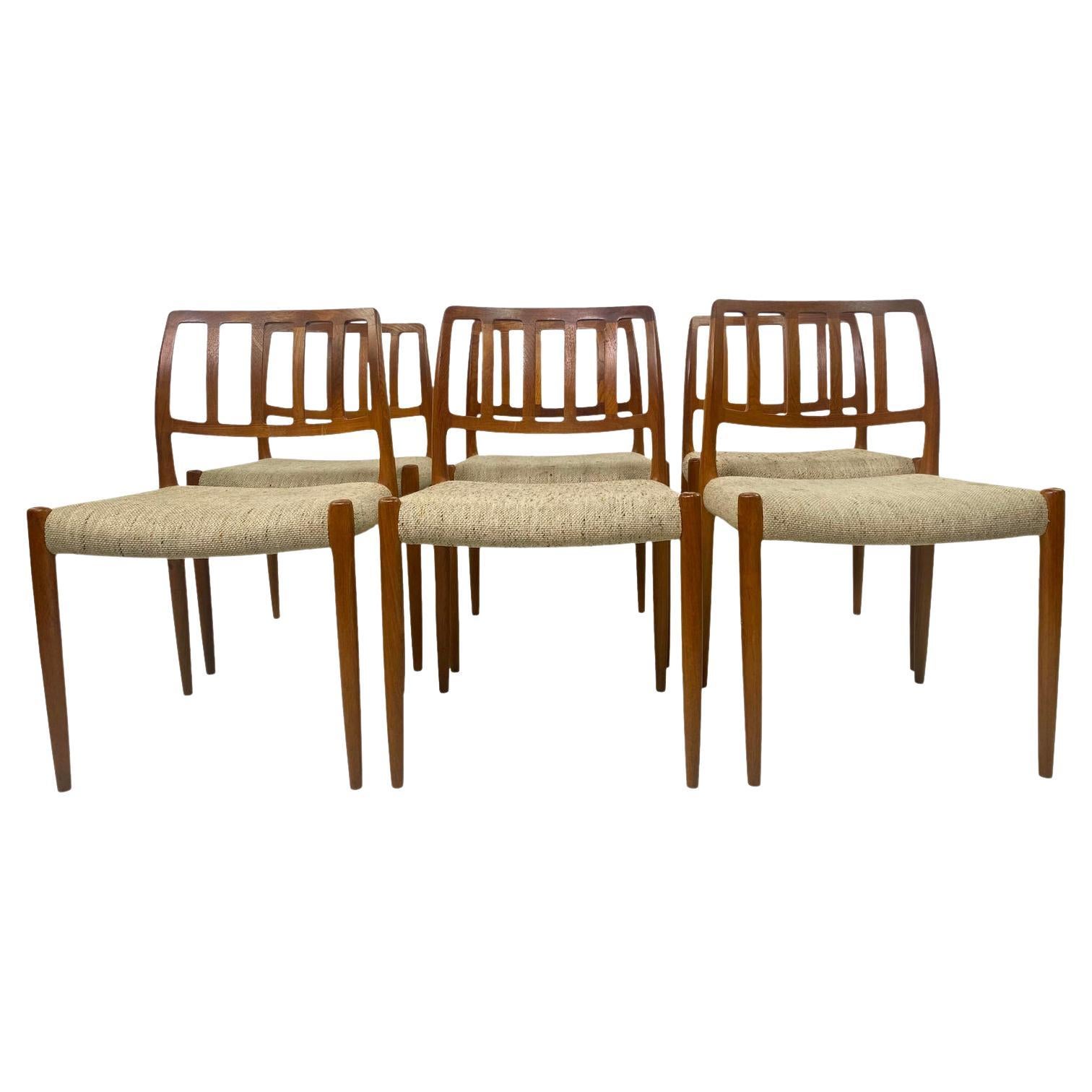 Lot de six chaises de salle à manger danoises Moller modèle 83 en teck des années 1970 en vente