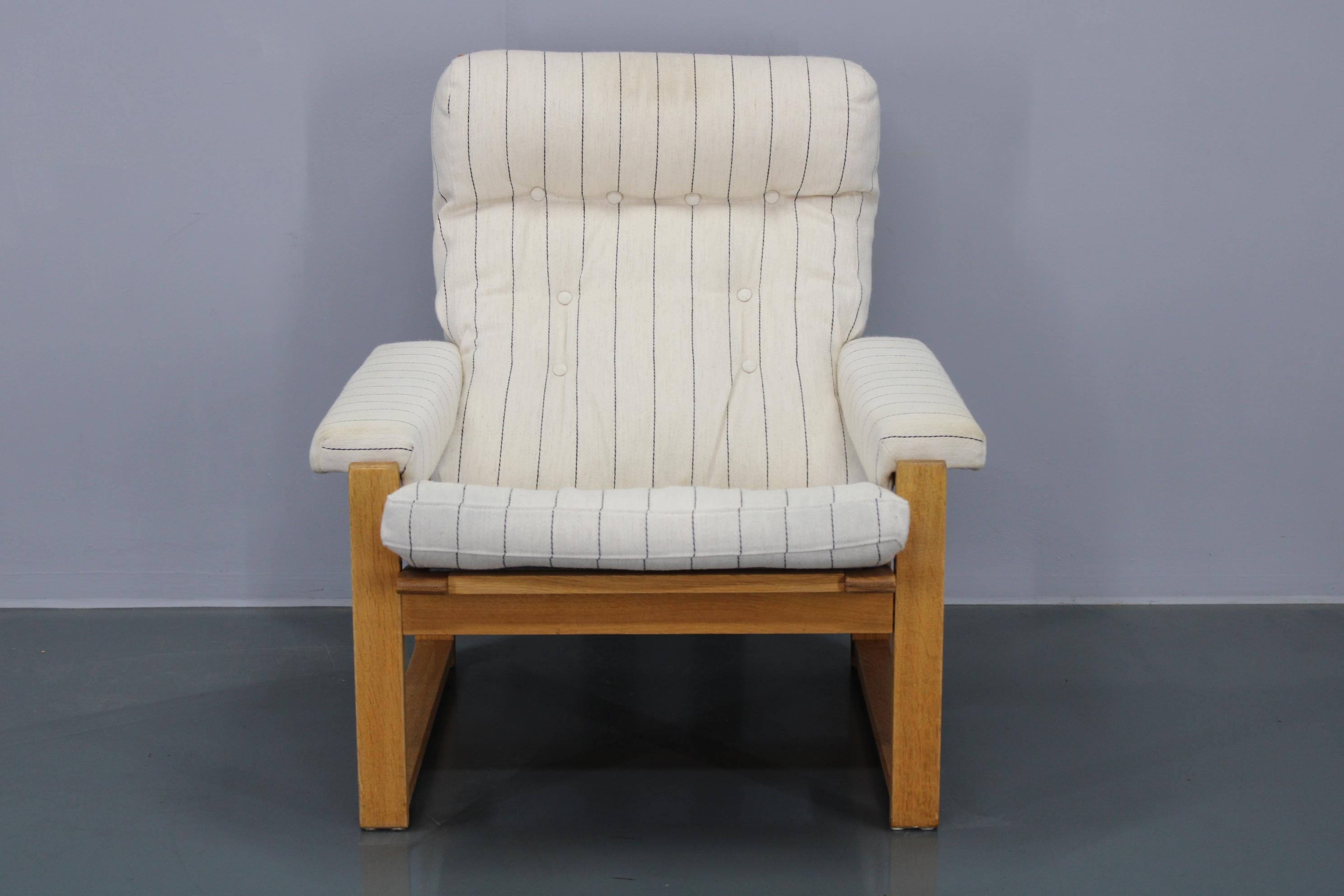 - good original condition with minor signs of use 
- original wool upholstery with some signs of use due to wear and age 
- heigh of seat 41 cm