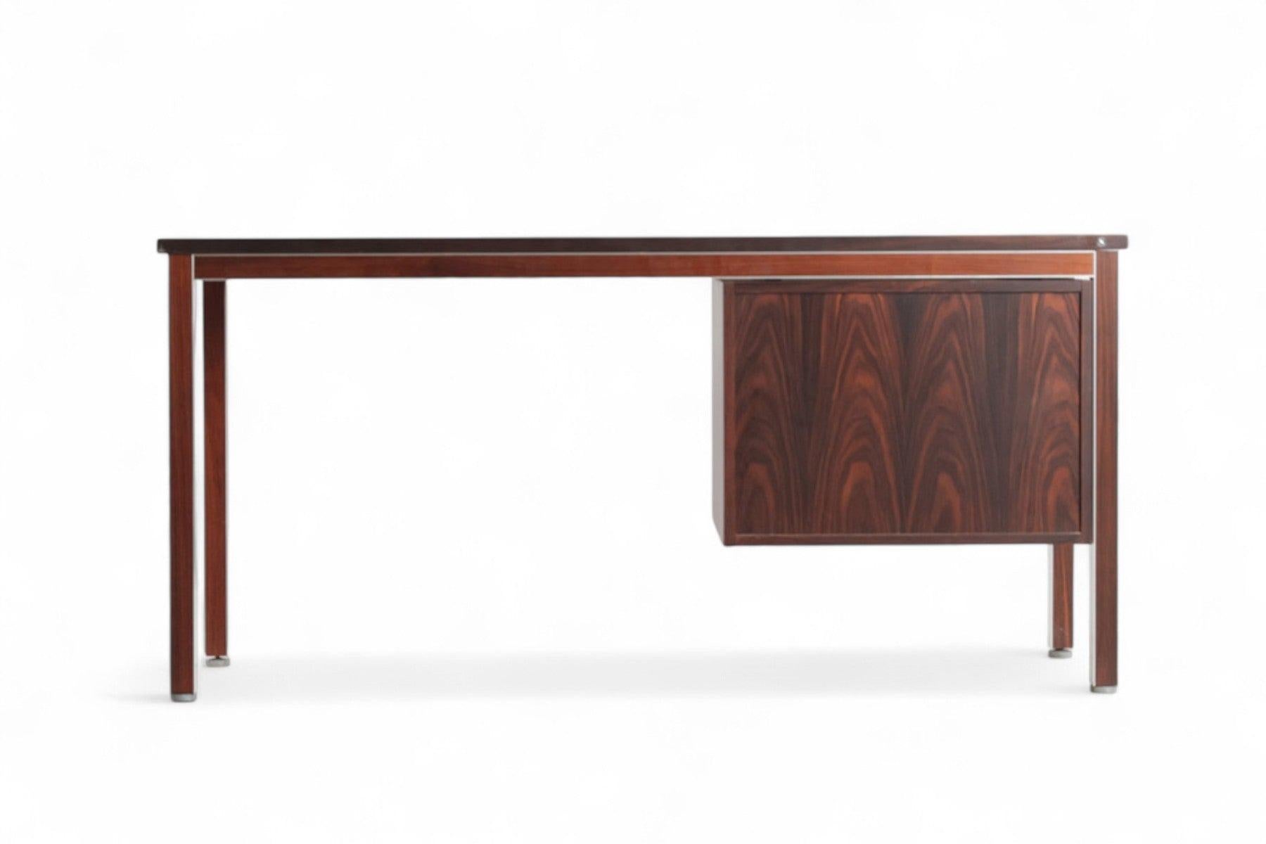 Mid-Century moderno Scrivania danese da ufficio degli anni '70 in palissandro e alluminio di Nipu in vendita