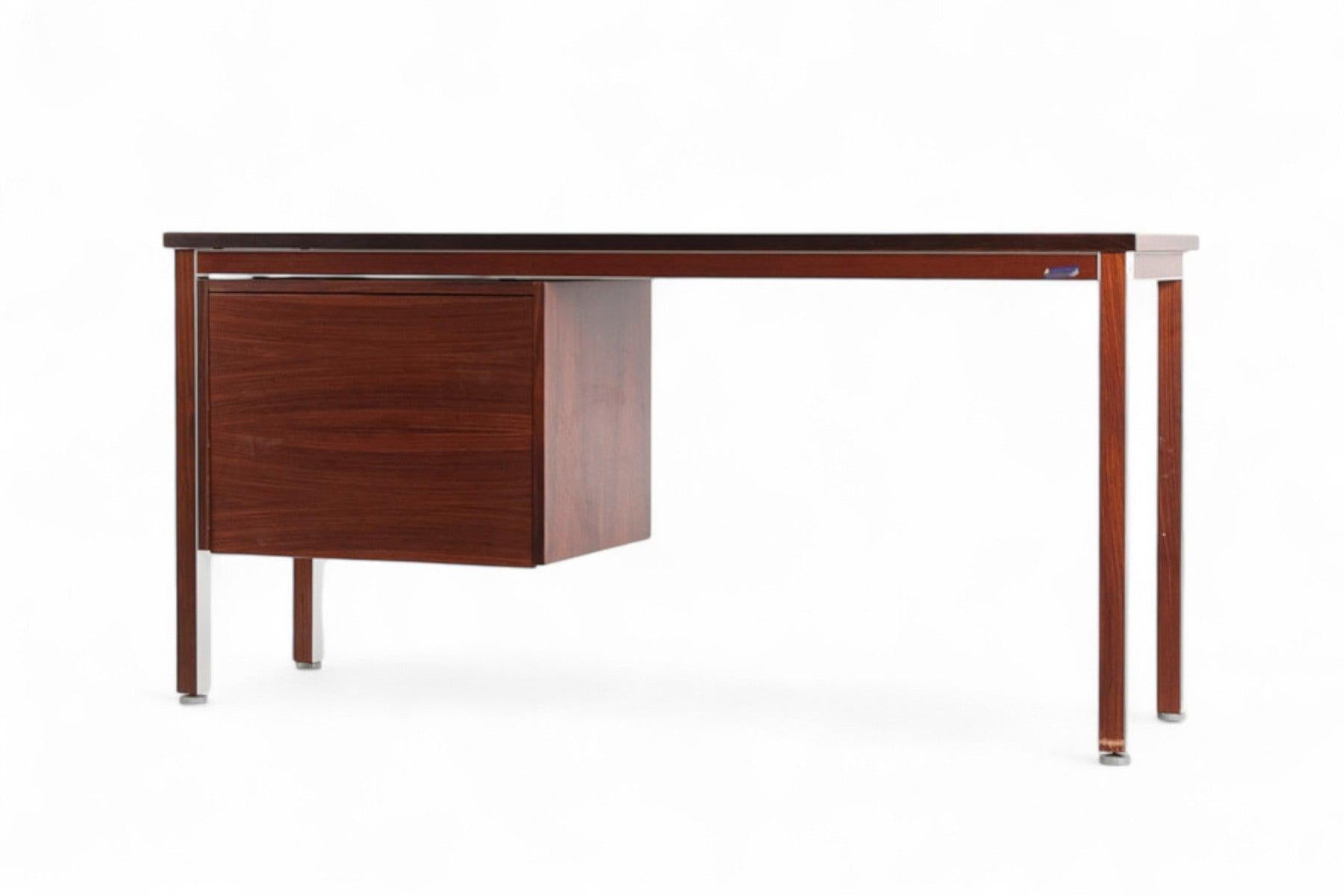 Scrivania danese da ufficio degli anni '70 in palissandro e alluminio di Nipu In condizioni buone in vendita a Berkeley, CA