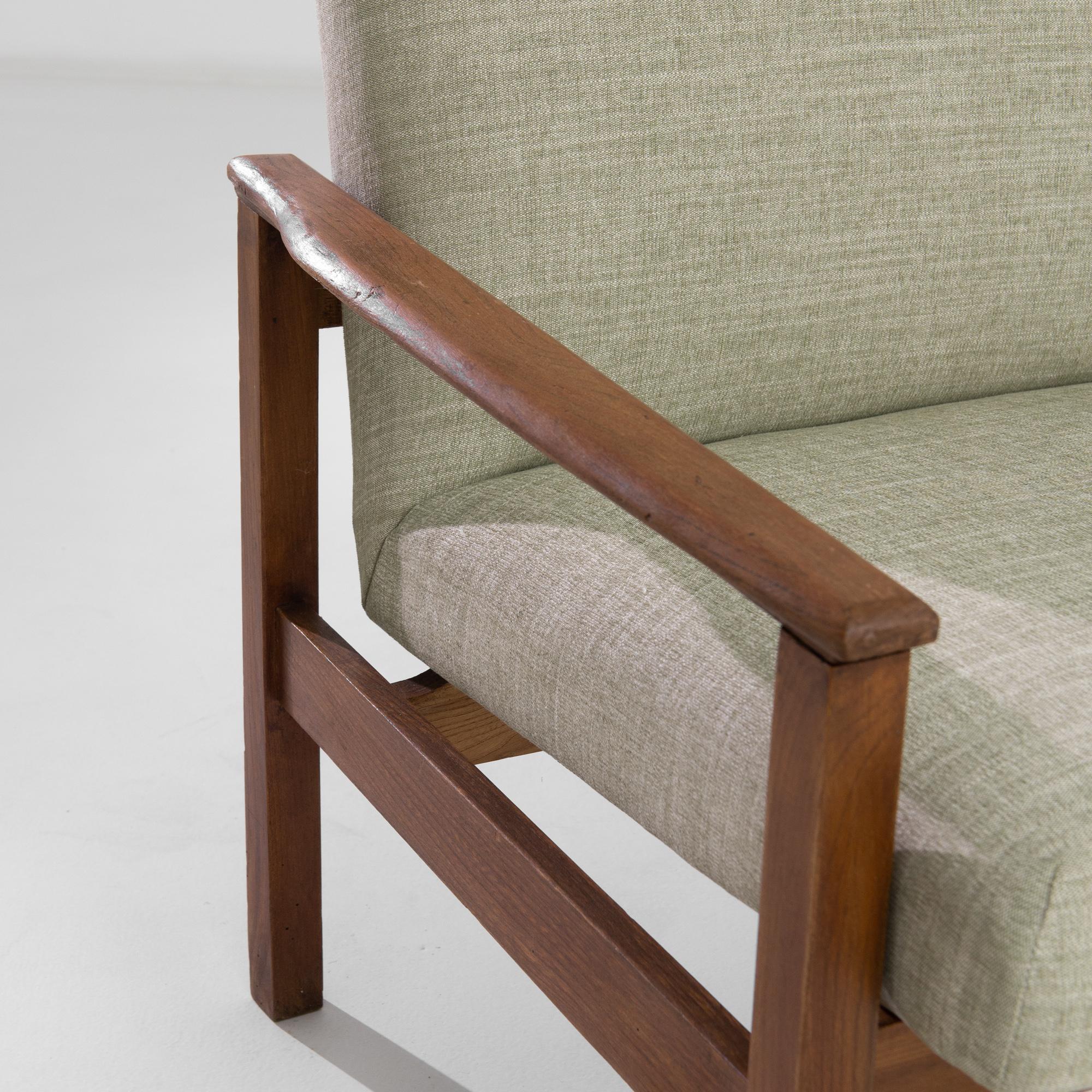Dieses dänische Holzsesselpaar aus den 1970er Jahren verkörpert die Essenz des skandinavischen Designs - minimalistisch, funktional und mühelos elegant. Die klaren Linien und warmen Holztöne vermitteln ein Gefühl von Ruhe und Schlichtheit, während