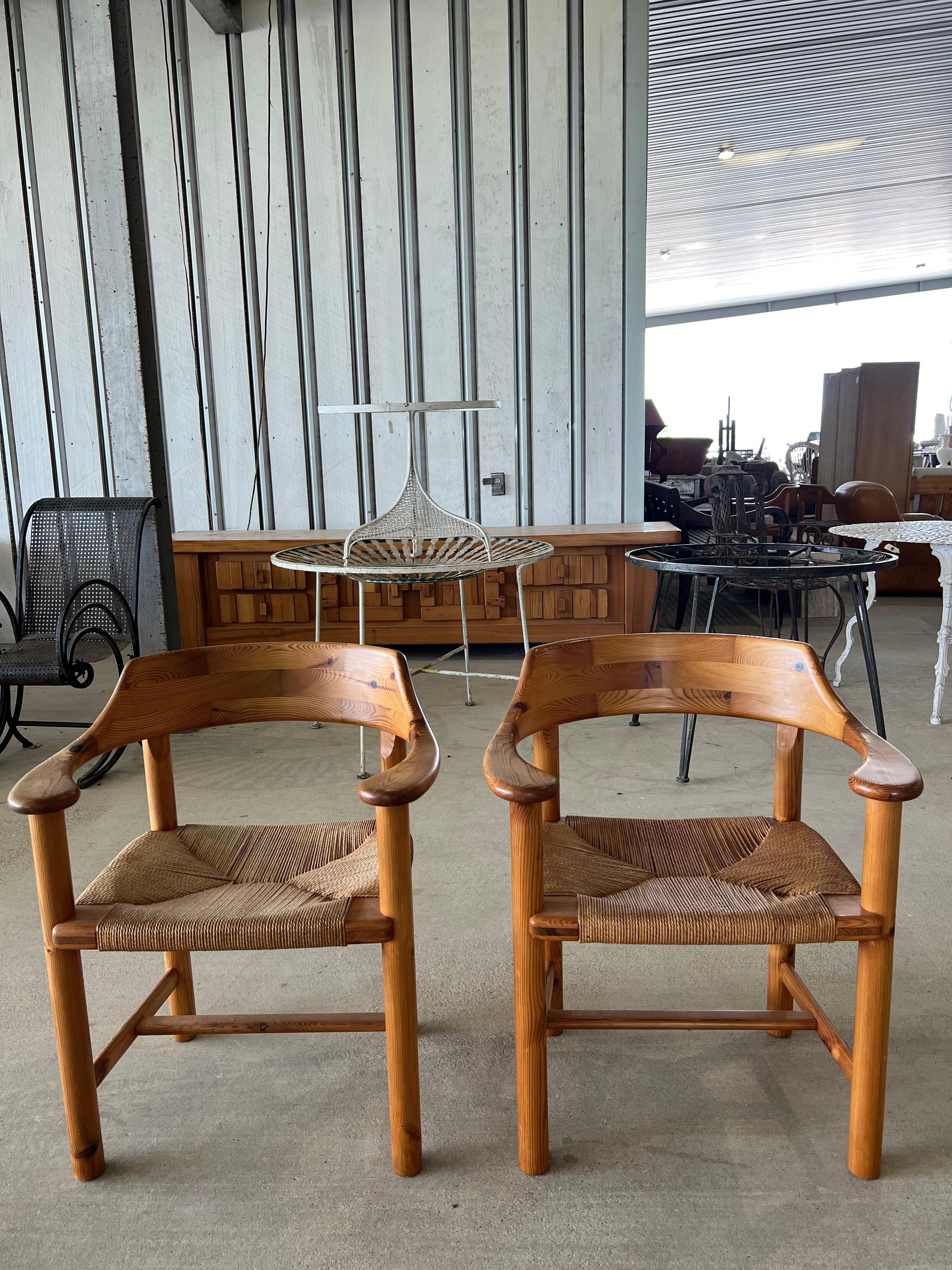 Sillas de comedor de pino danés de los años 70 con asientos tejidos. Diseñado por Rainer Daumiller. Dos pares disponibles 