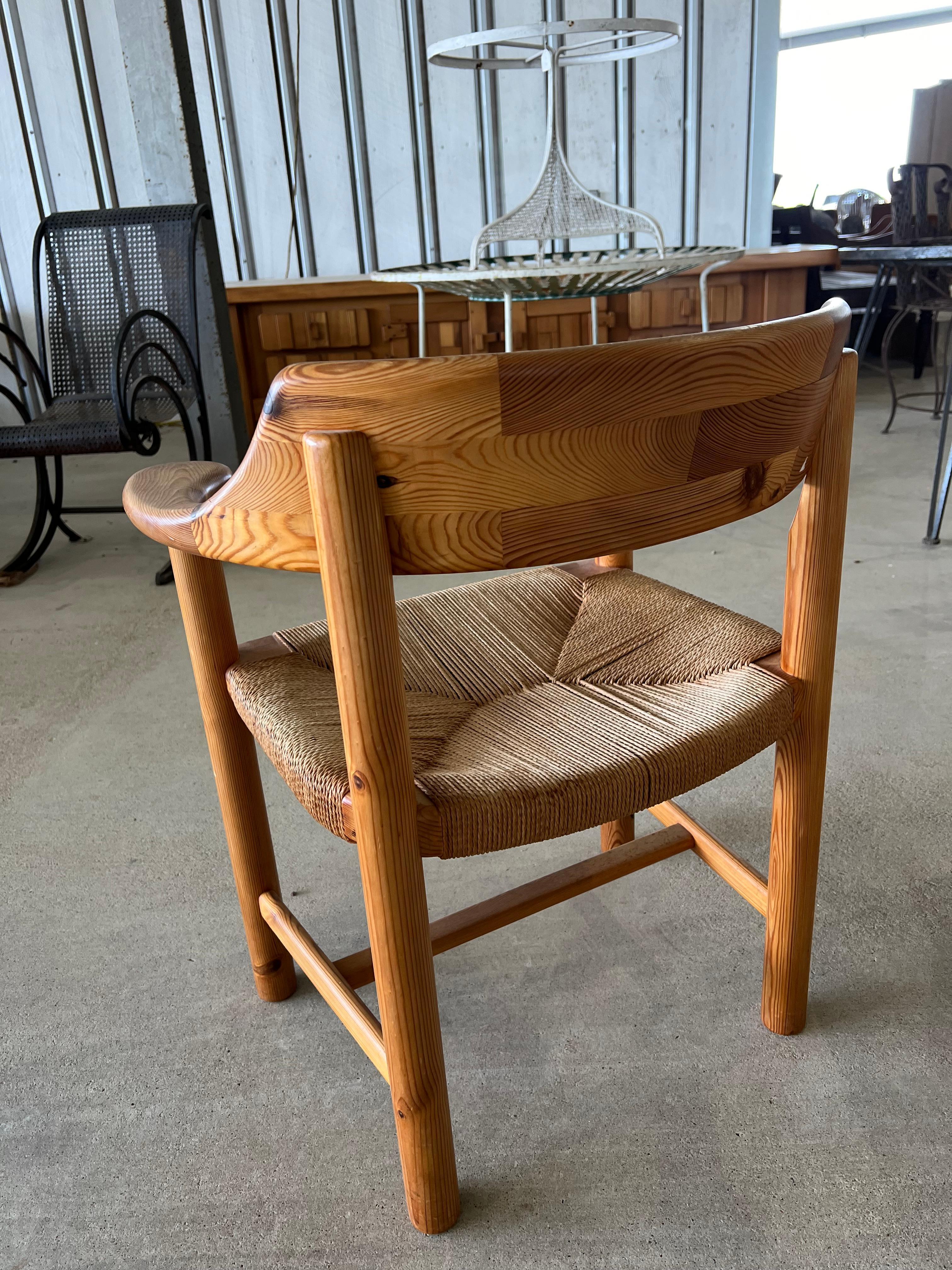 Sillas de comedor danesas de pino de los años 70, por Rainer Daumiller en Bueno estado para la venta en Chicago, IL