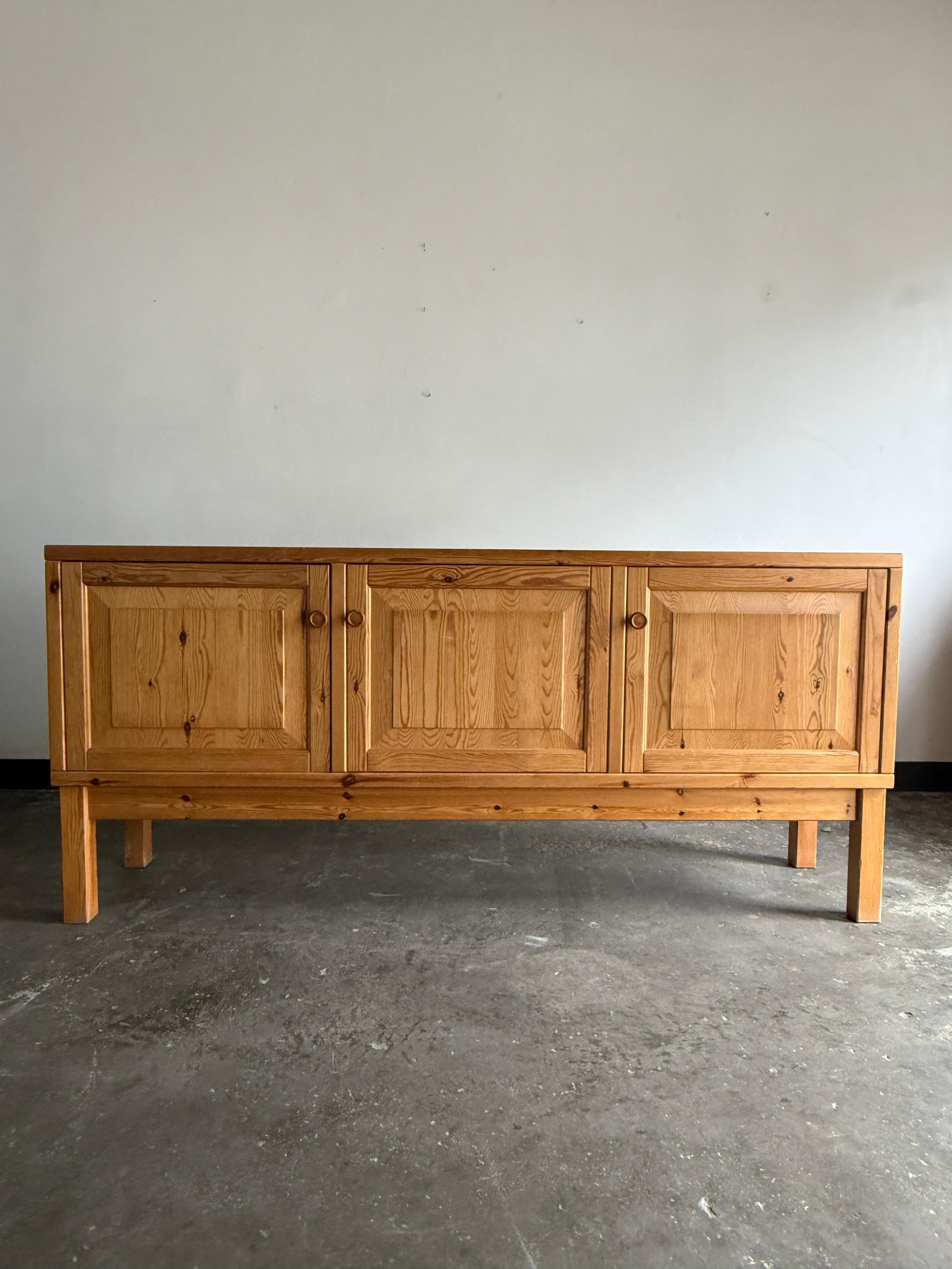Credenza in pino con tre ante, pomelli originali in legno e scaffali interni. Lo stile è simile a quello di Charlotte Perriand. In eccellenti condizioni d'epoca con lievi segni di usura dovuti all'età. Non sono state apportate modifiche a questo