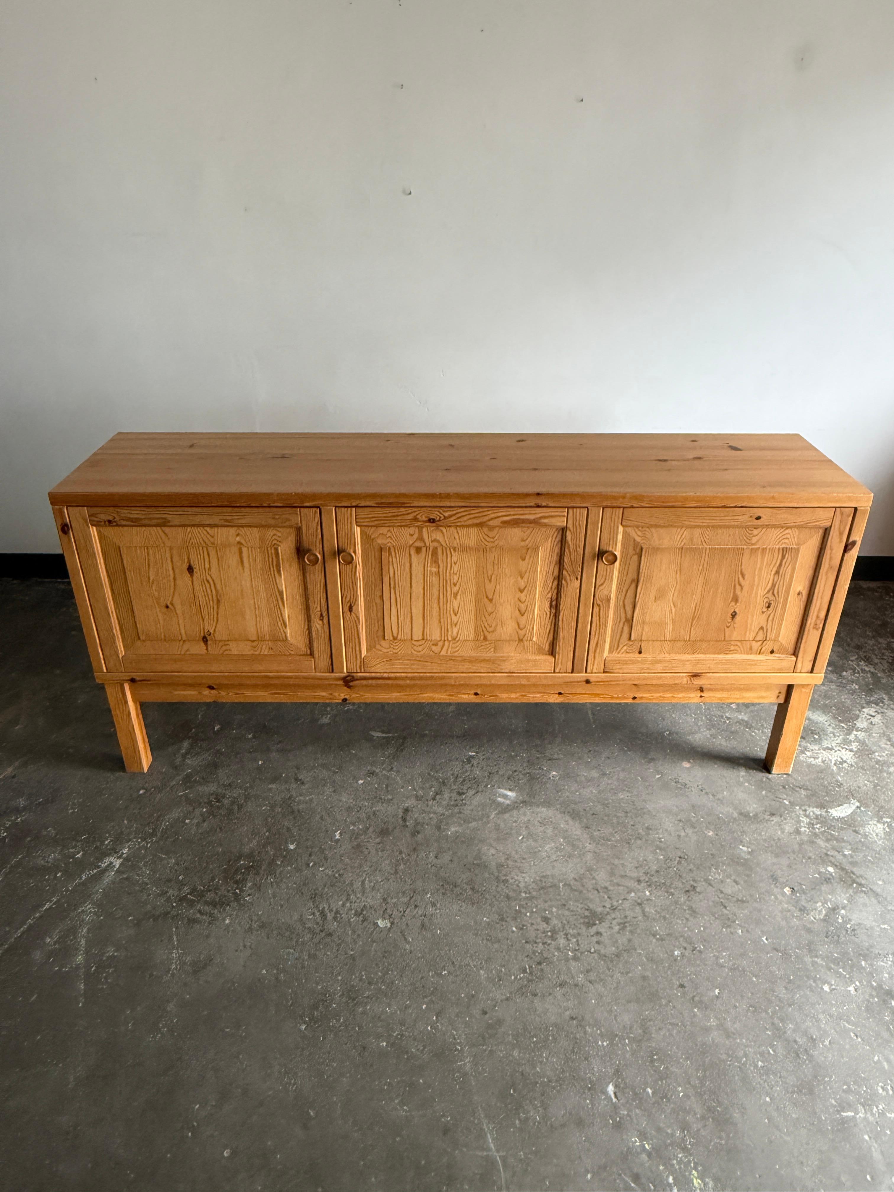 Mid-Century moderno Credenza in pino danese degli anni '70 in vendita