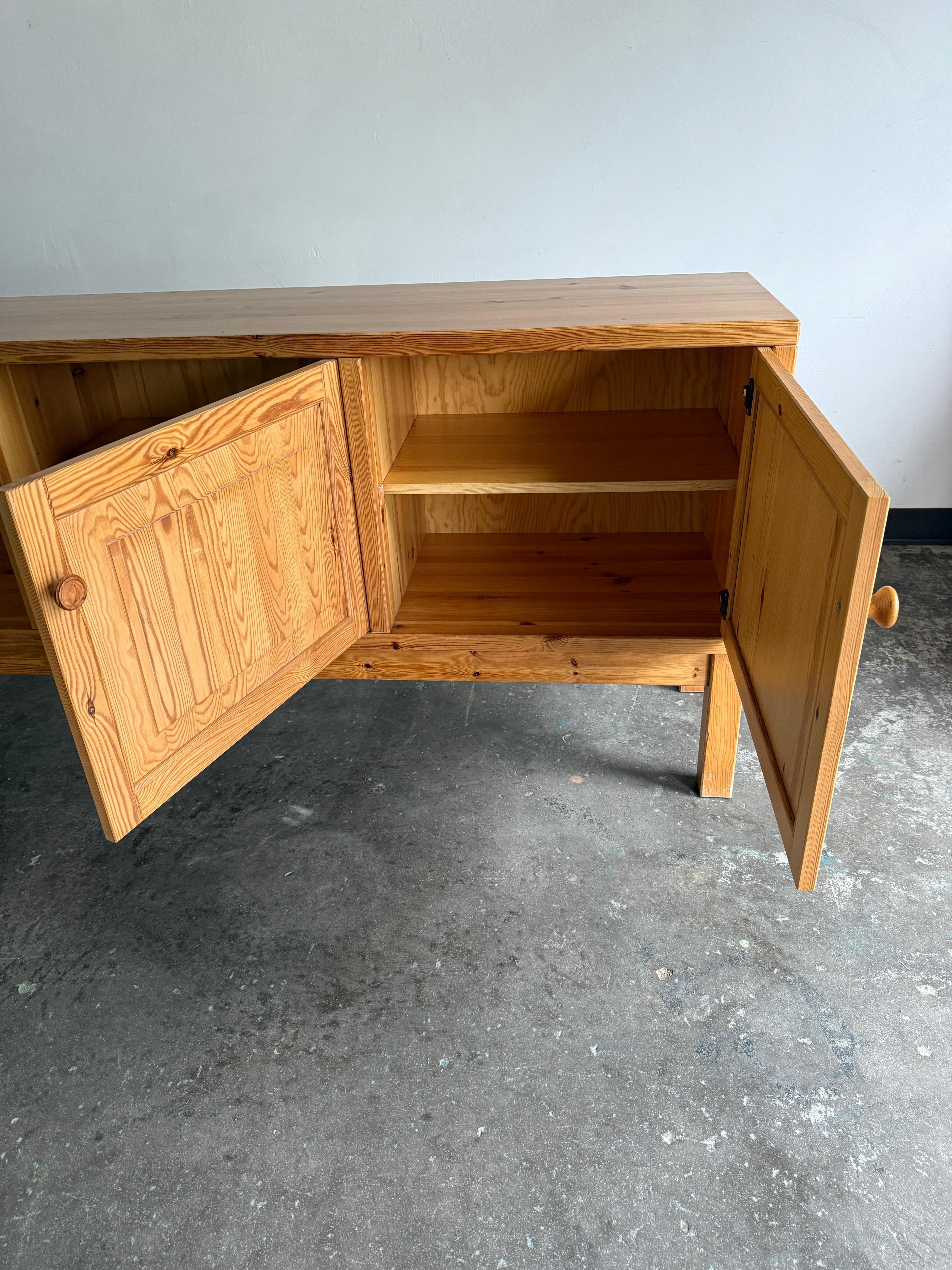 Fine XX secolo Credenza in pino danese degli anni '70 in vendita