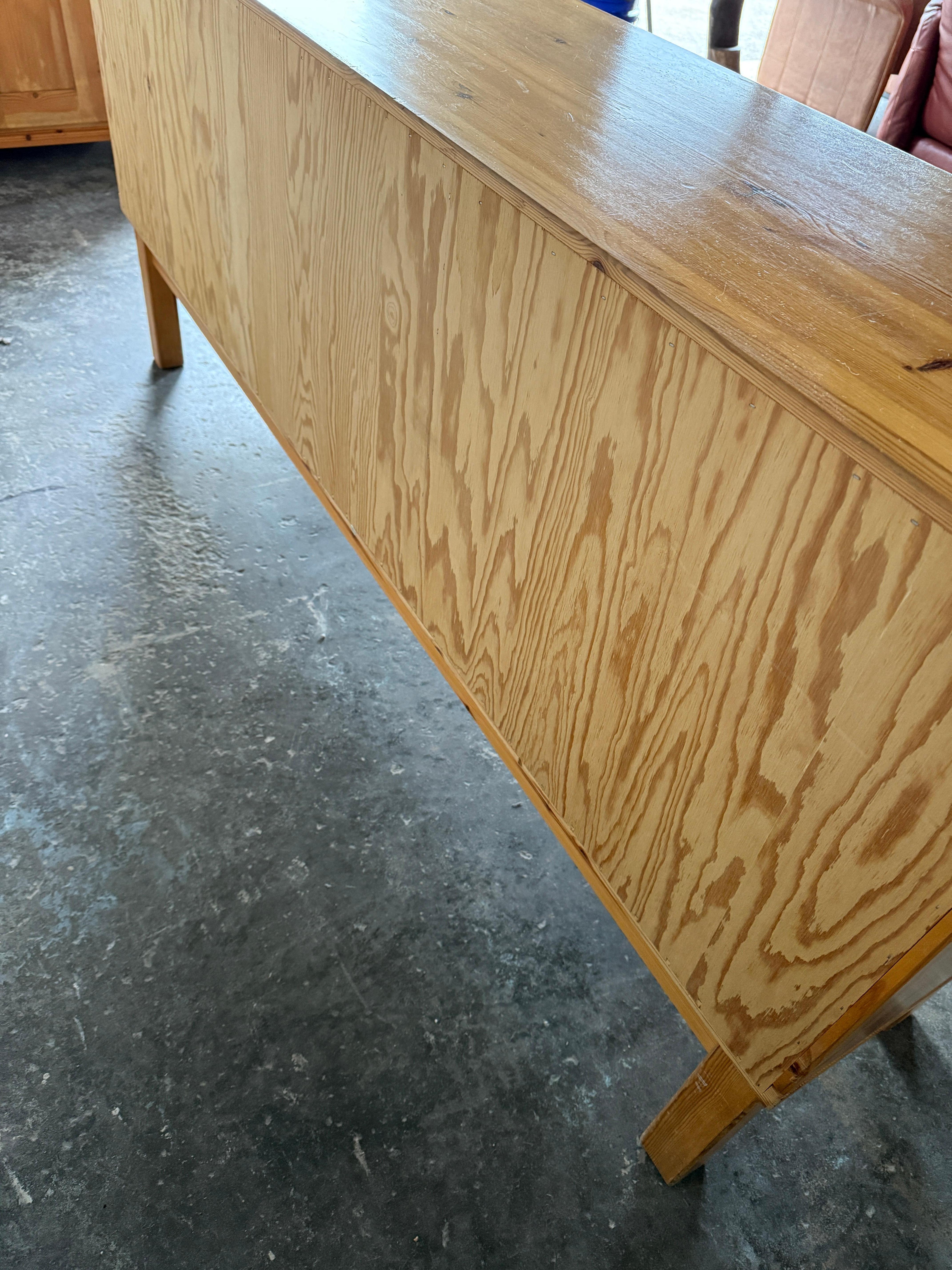 Credenza in pino danese degli anni '70 in vendita 1