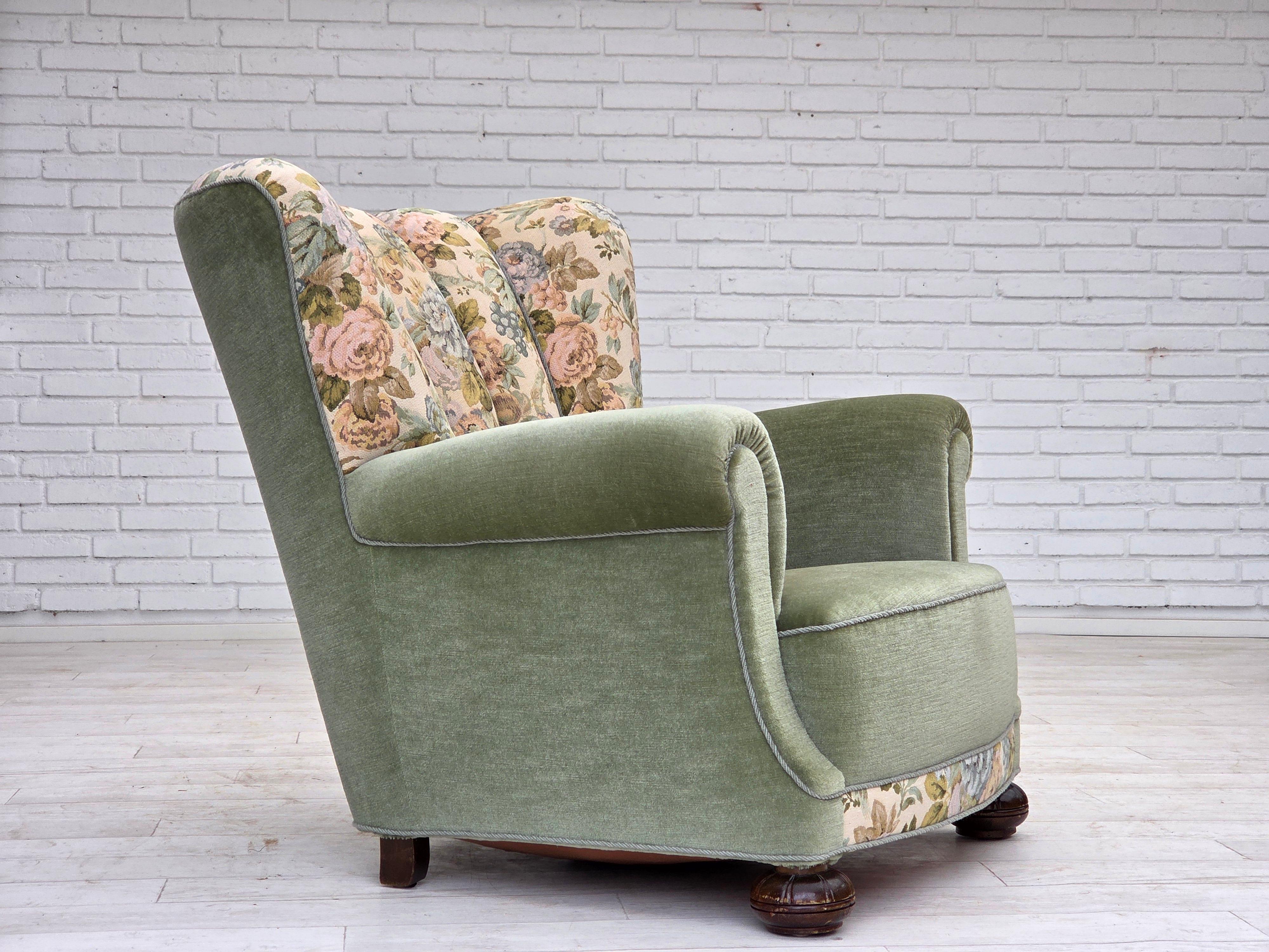 1970, fauteuil relax danois. Très bon état d'origine : pas d'odeurs, pas de taches et construction stable. Original velours d'ameublement vert clair, tissu d'ameublement beige, ressorts en laiton dans l'assise, pieds en bois de hêtre. Fabriqué par