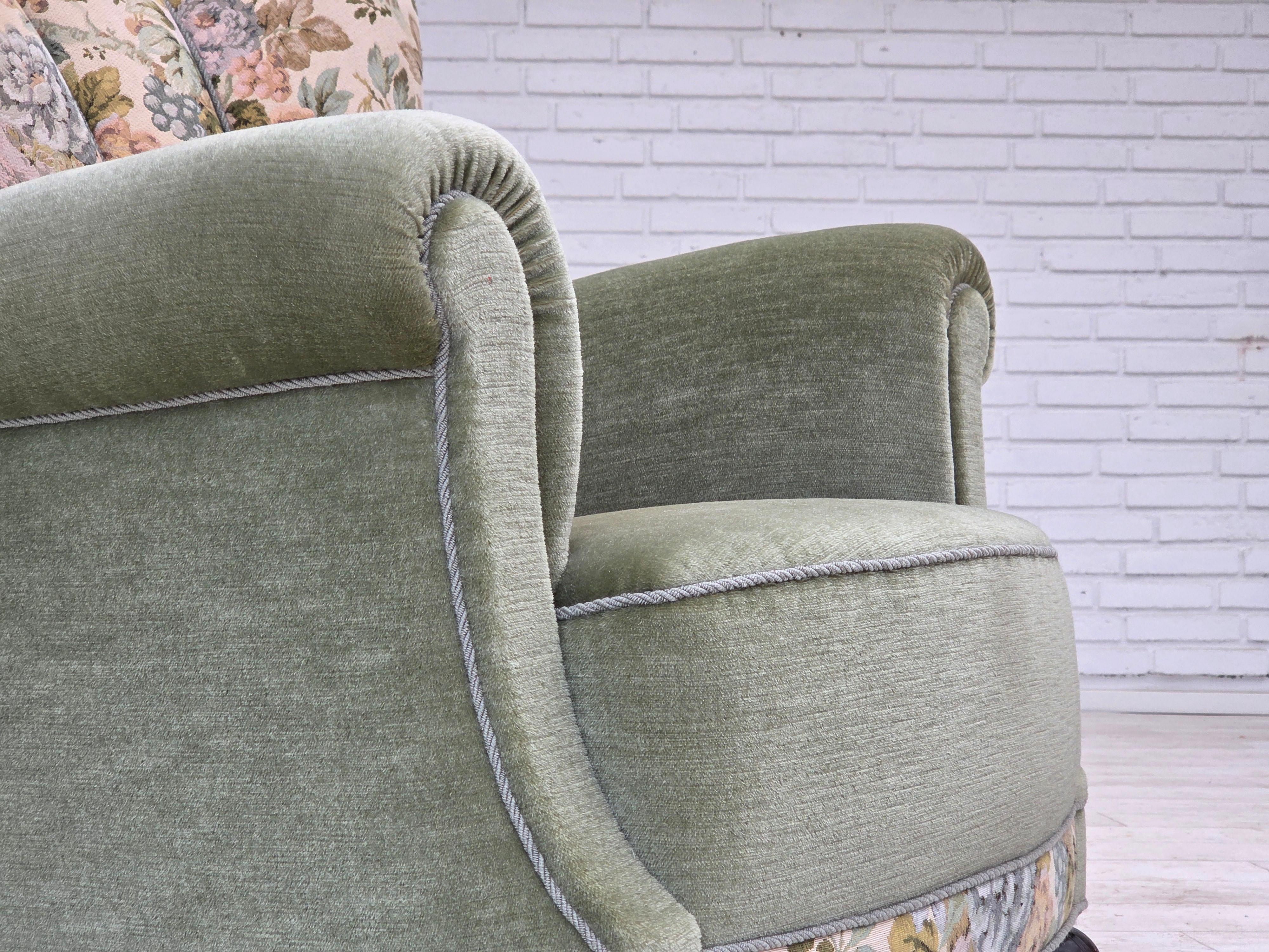 Danois Fauteuil de détente danois des années 1970, velours de mobilier vert, état original en vente