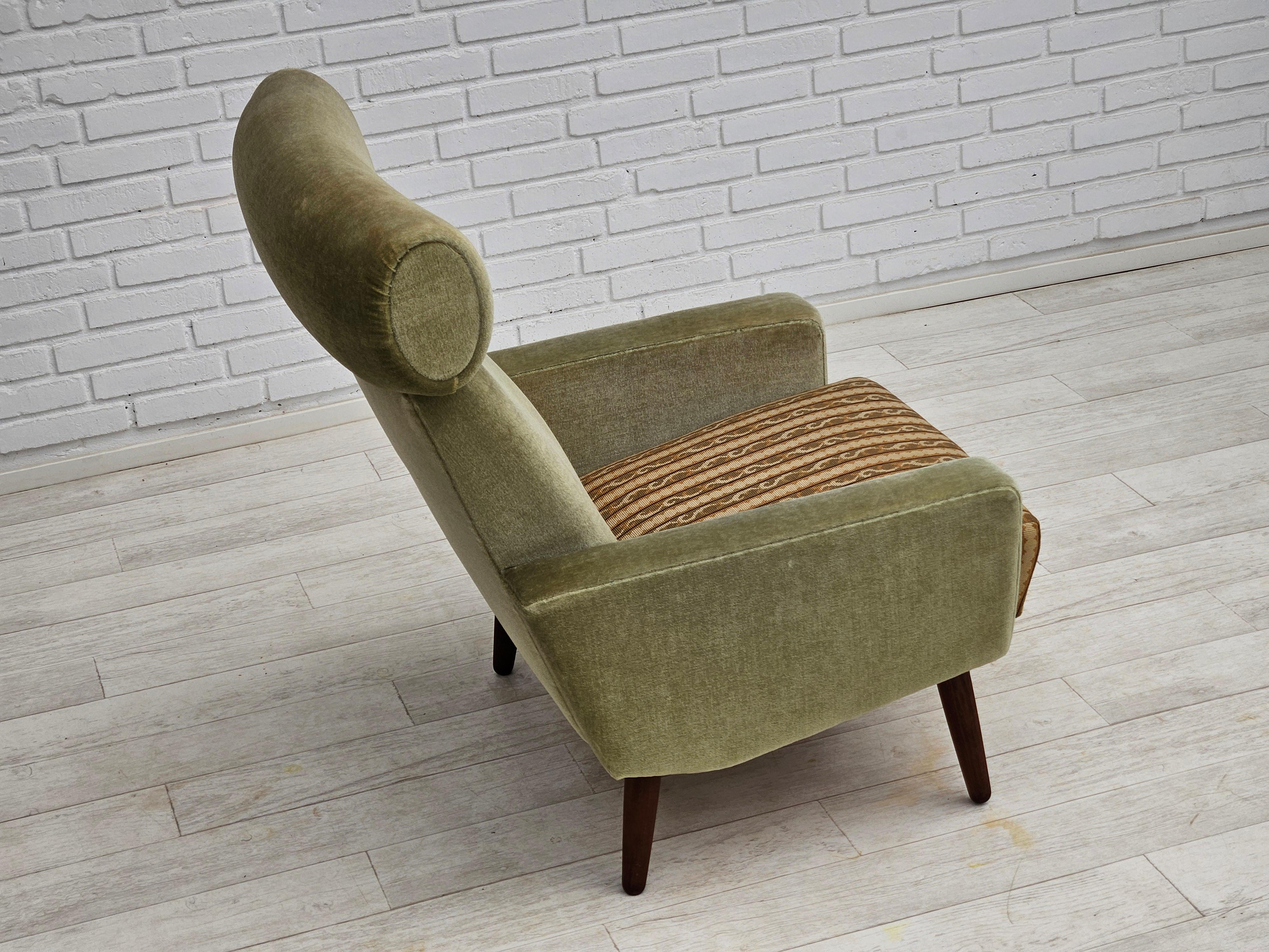 1970s, Danish relax chair, original condition, furniture velour, woven fabric. For Sale 13