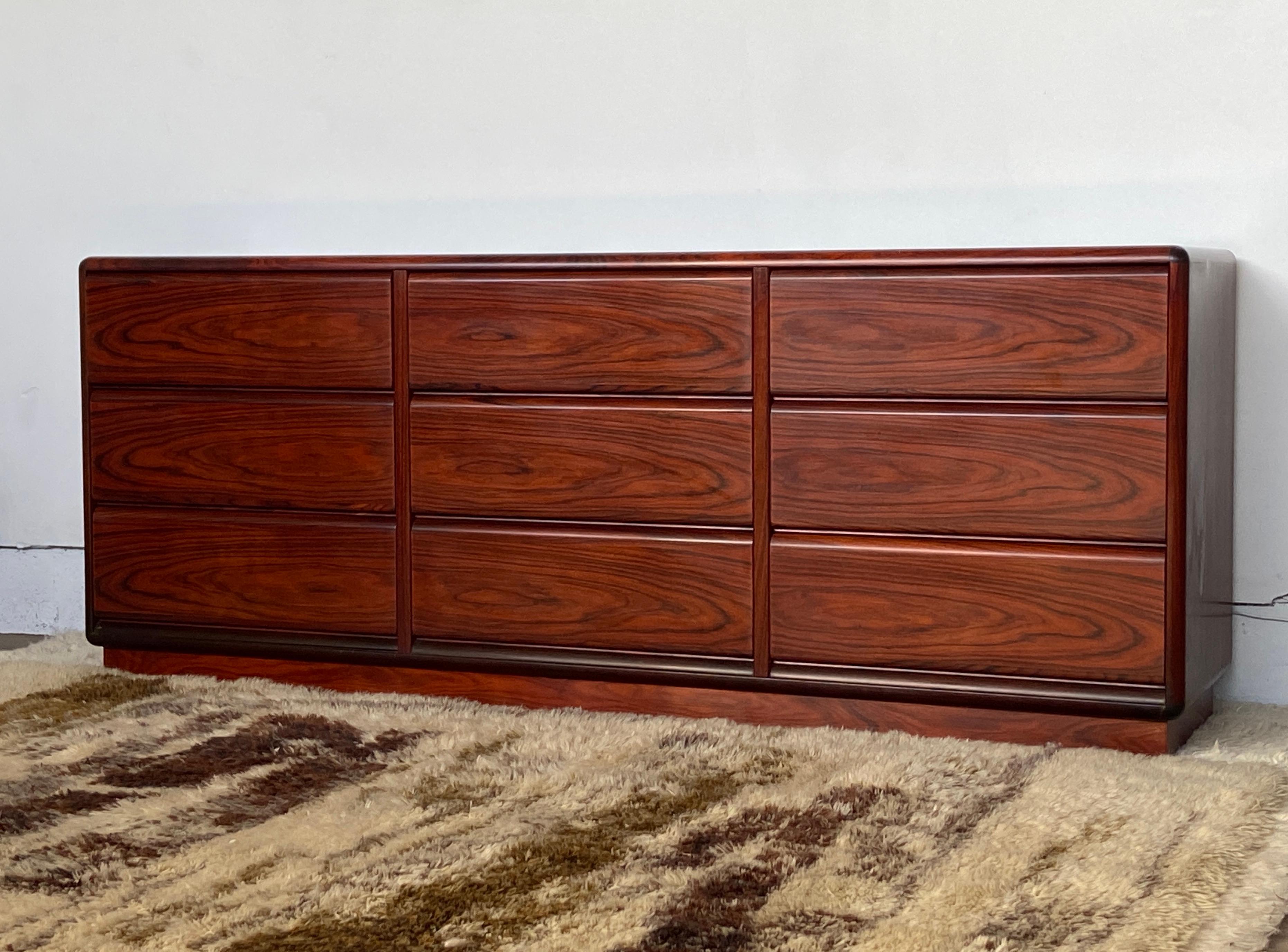 Scandinavo moderno Comò lungo a nove cassetti in palissandro danese degli anni '70 di Brouer Mobelfabrik in vendita