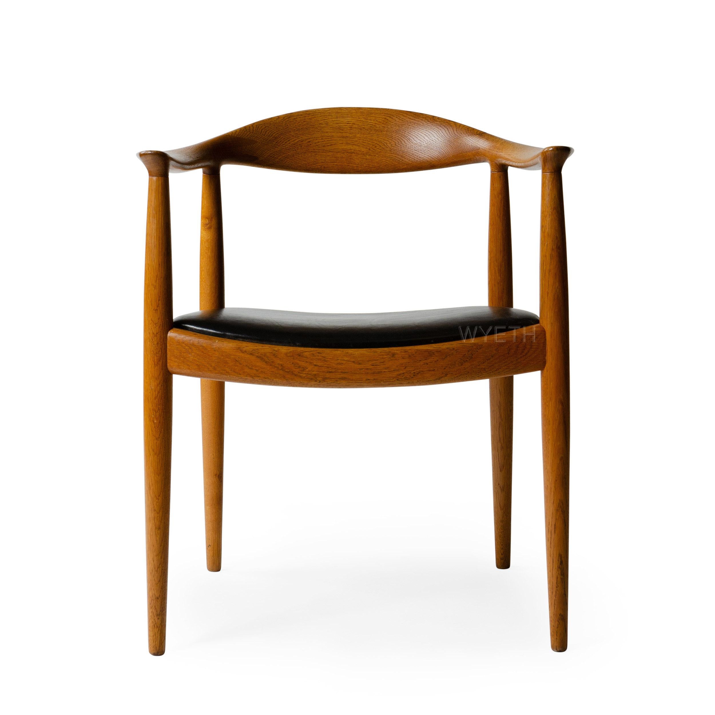 Ein runder Stuhl aus Eichenholz mit der ursprünglichen Polsterung und dem eingeprägten Stempel 
