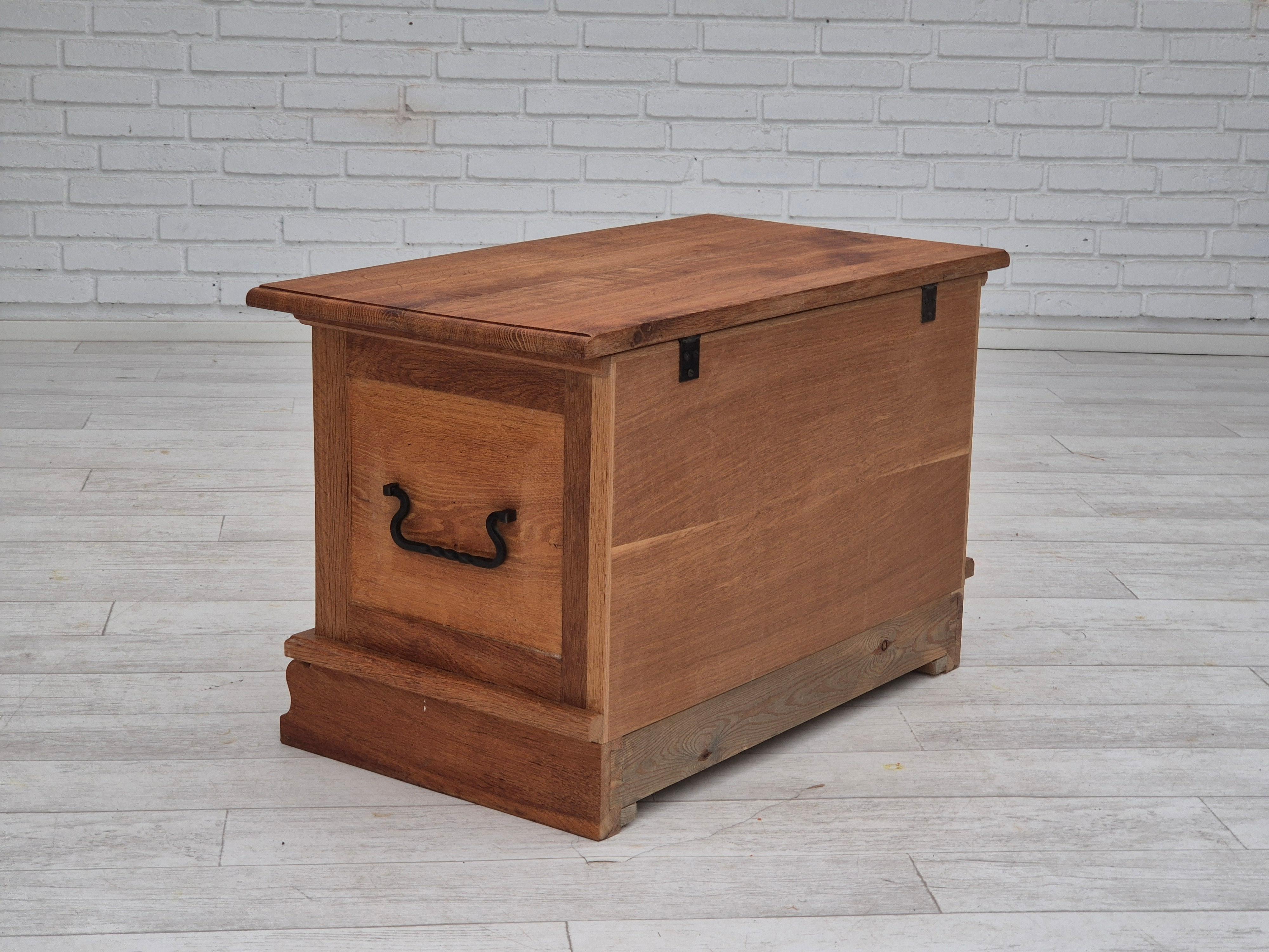 Anni '70, scatola laterale danese con cassetto, in legno massiccio di Oak. in vendita 3