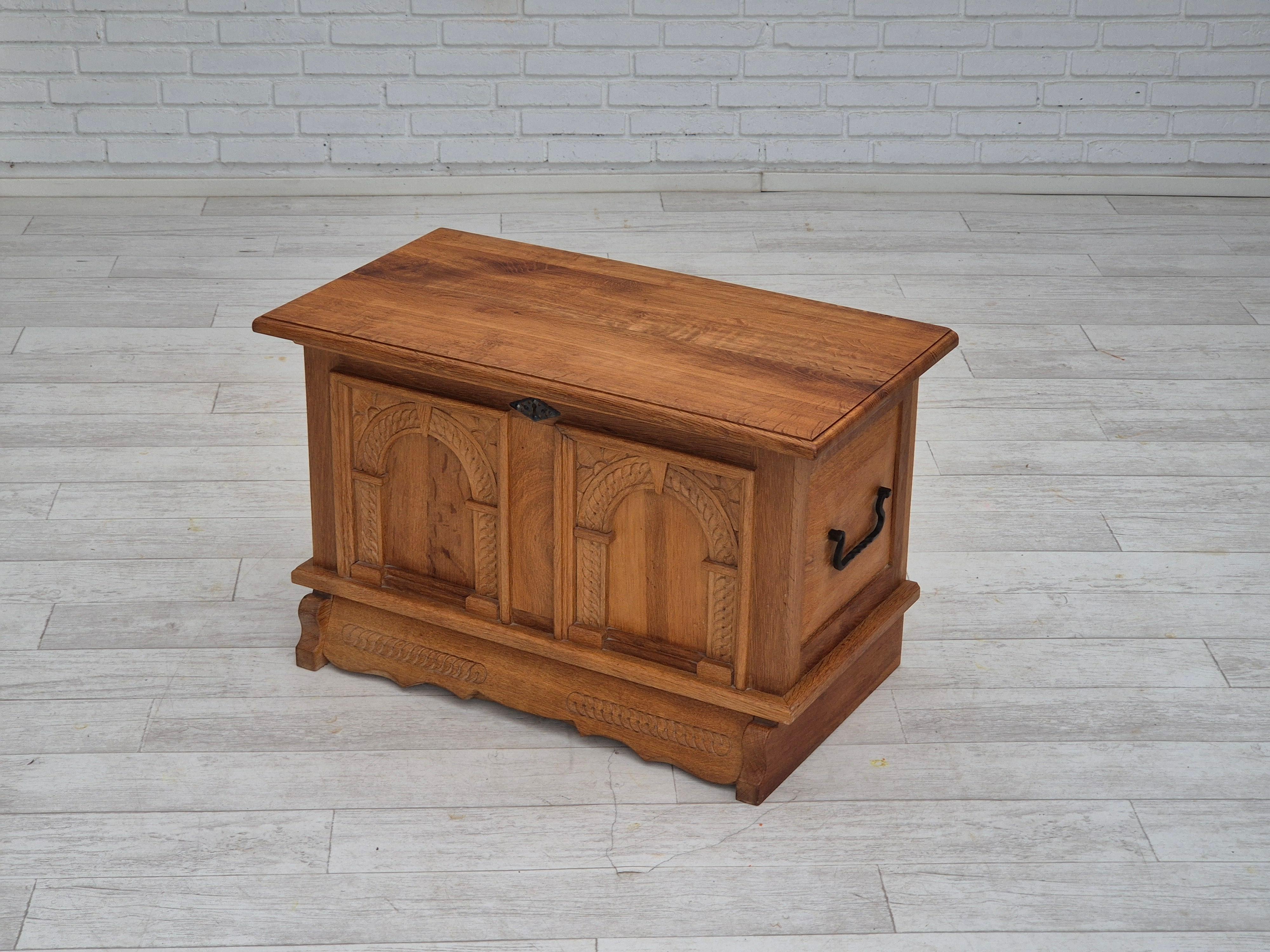 Anni '70, scatola laterale danese con cassetto, in legno massiccio di Oak. in vendita 4