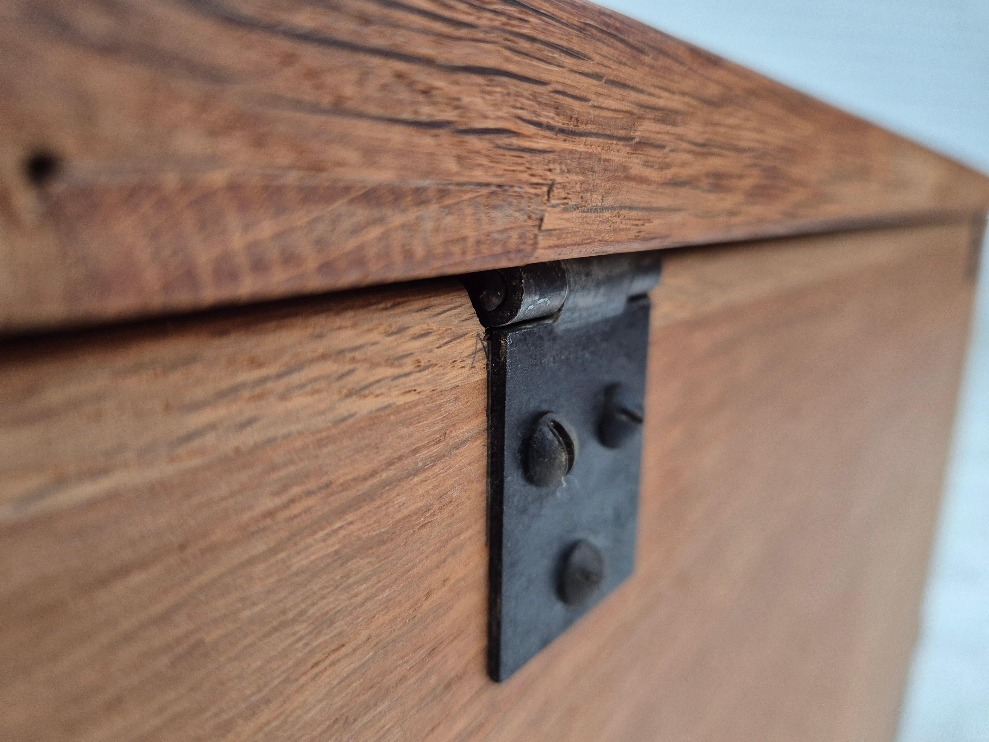 Anni '70, scatola laterale danese con cassetto, in legno massiccio di Oak. in vendita 8