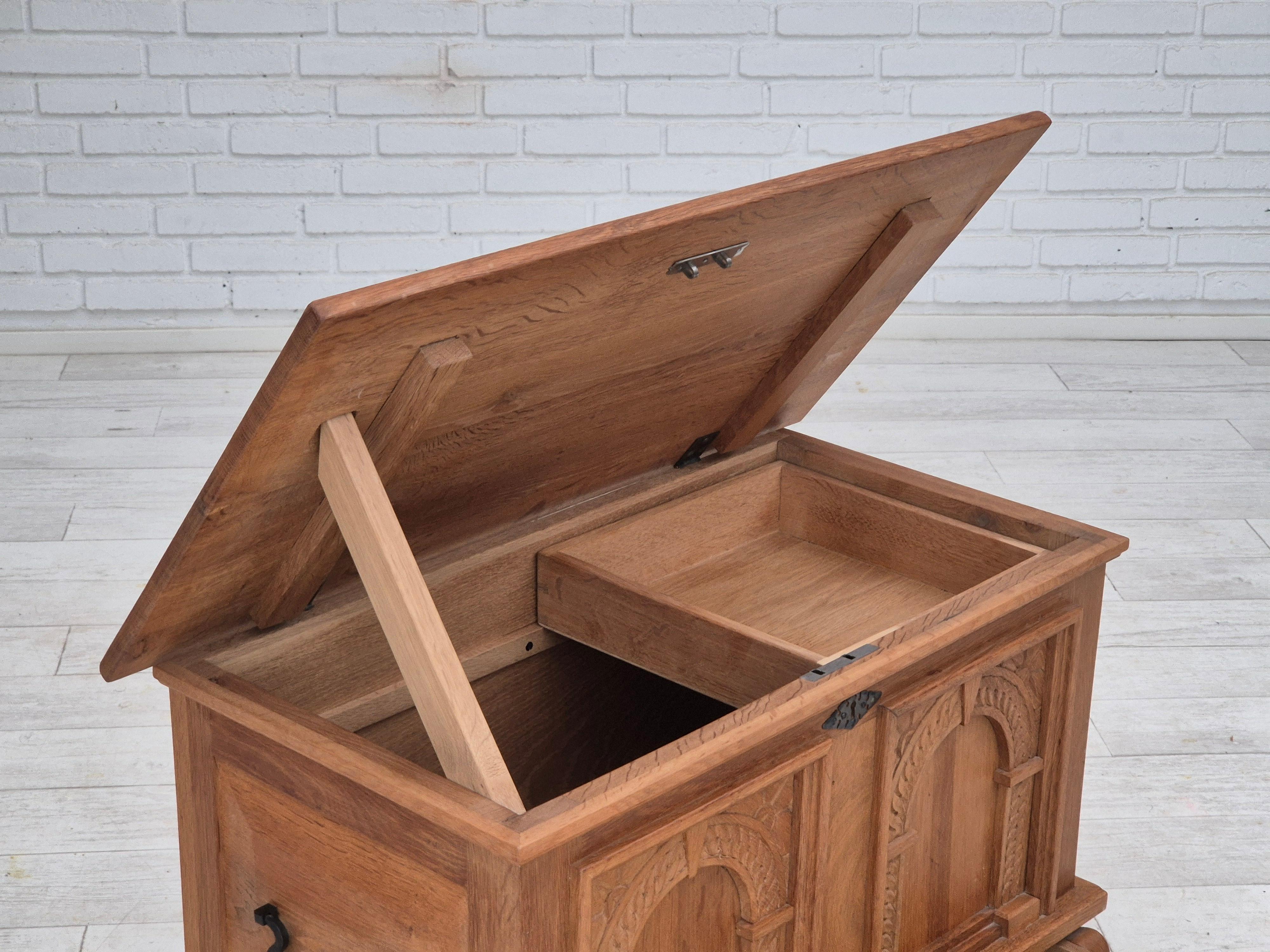 Anni '70, scatola laterale in legno massiccio di quercia danese con cassetto. Condizioni originali molto buone: nessun odore, nessuna macchia, struttura stabile. La struttura è realizzata in legno massiccio di Oak e compensato. Manubrio in ottone,