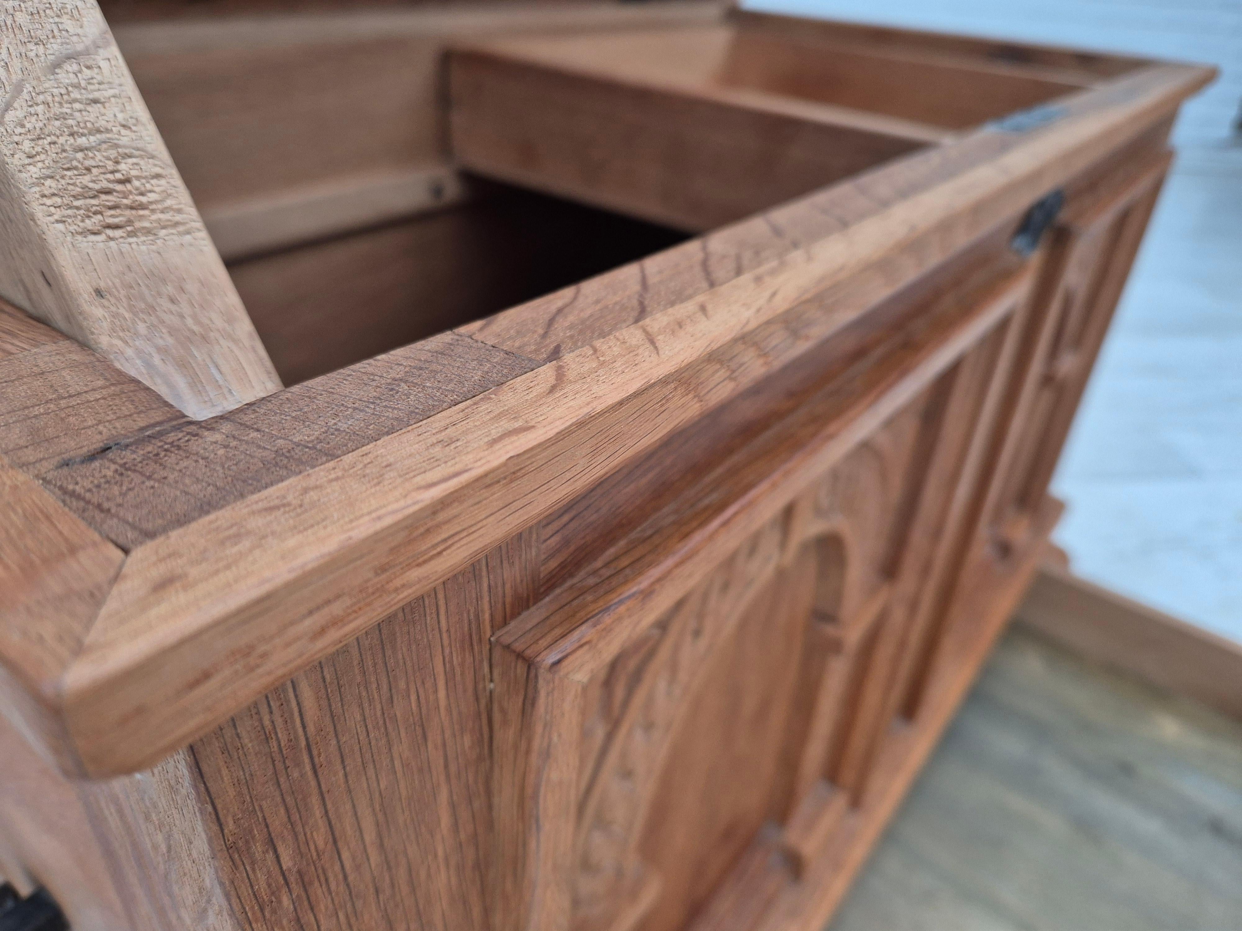 Scandinavo moderno Anni '70, scatola laterale danese con cassetto, in legno massiccio di Oak. in vendita