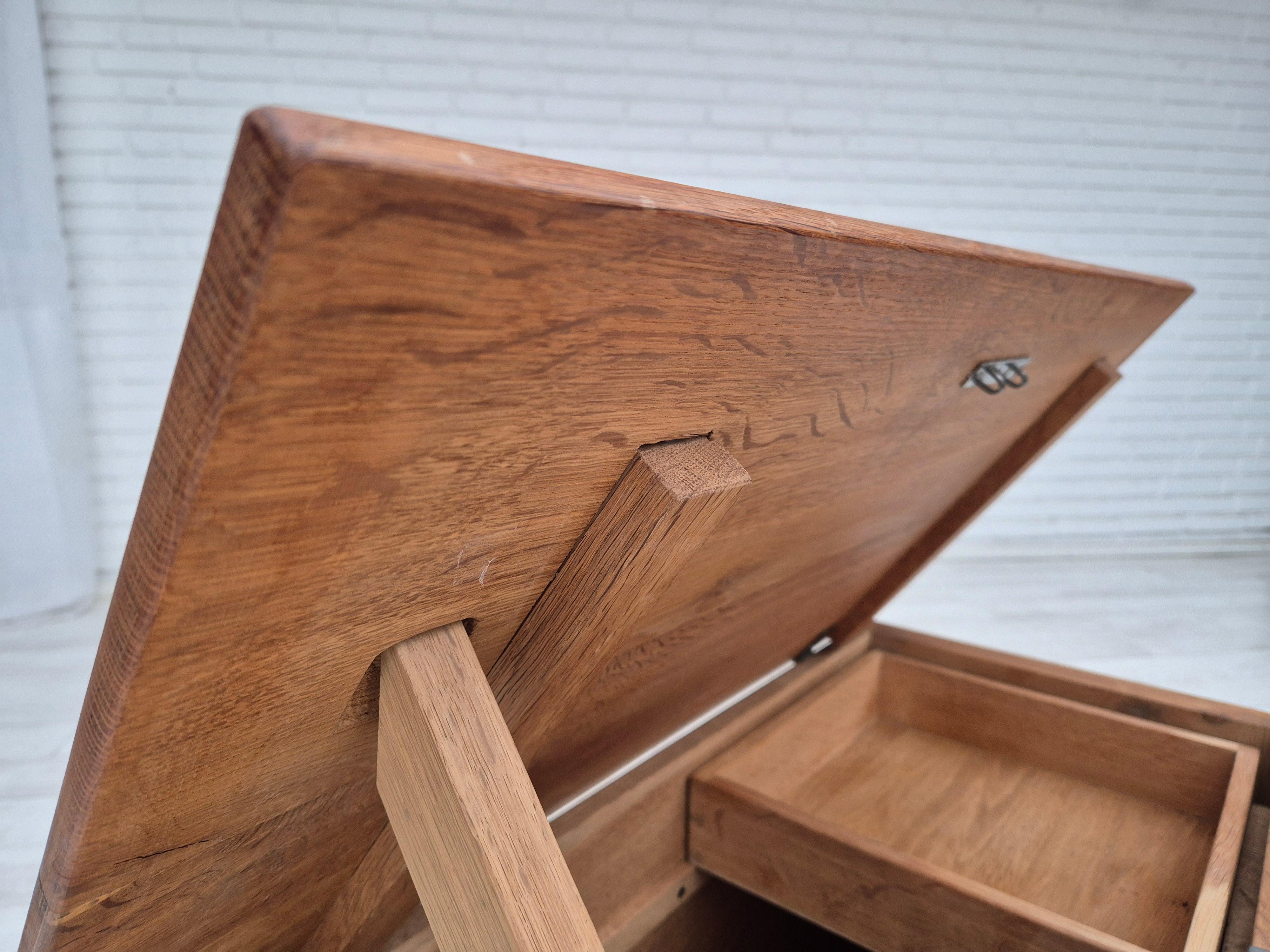 Danese Anni '70, scatola laterale danese con cassetto, in legno massiccio di Oak. in vendita