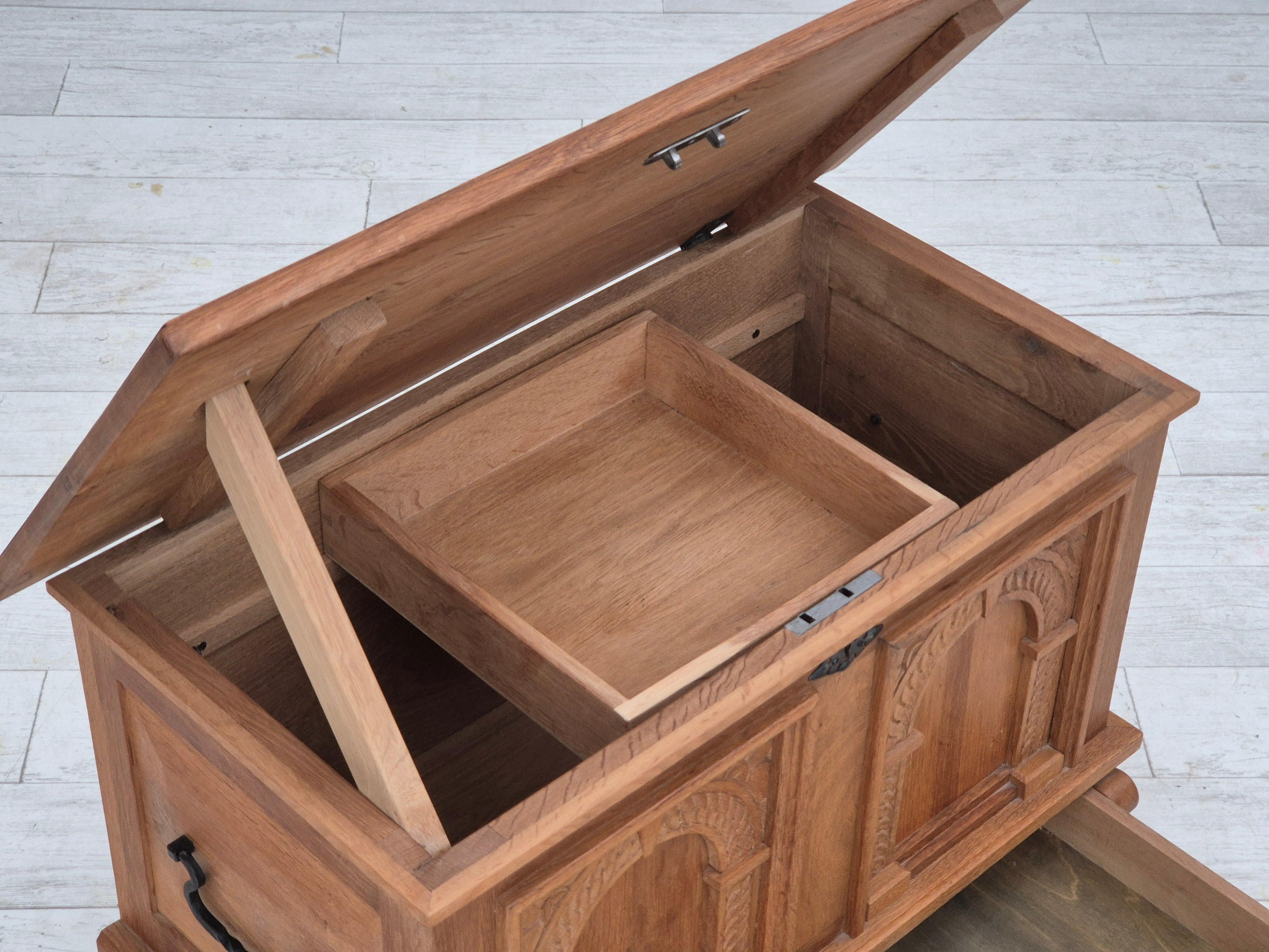 Anni '70, scatola laterale danese con cassetto, in legno massiccio di Oak. In condizioni buone in vendita a Tarm, 82