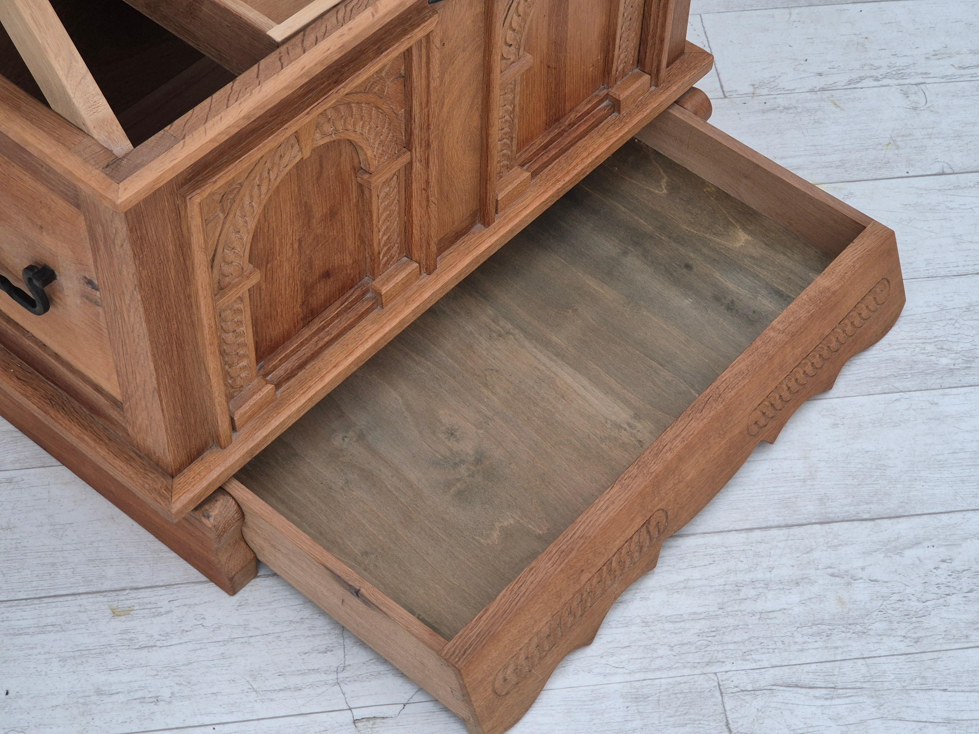 Fine XX secolo Anni '70, scatola laterale danese con cassetto, in legno massiccio di Oak. in vendita