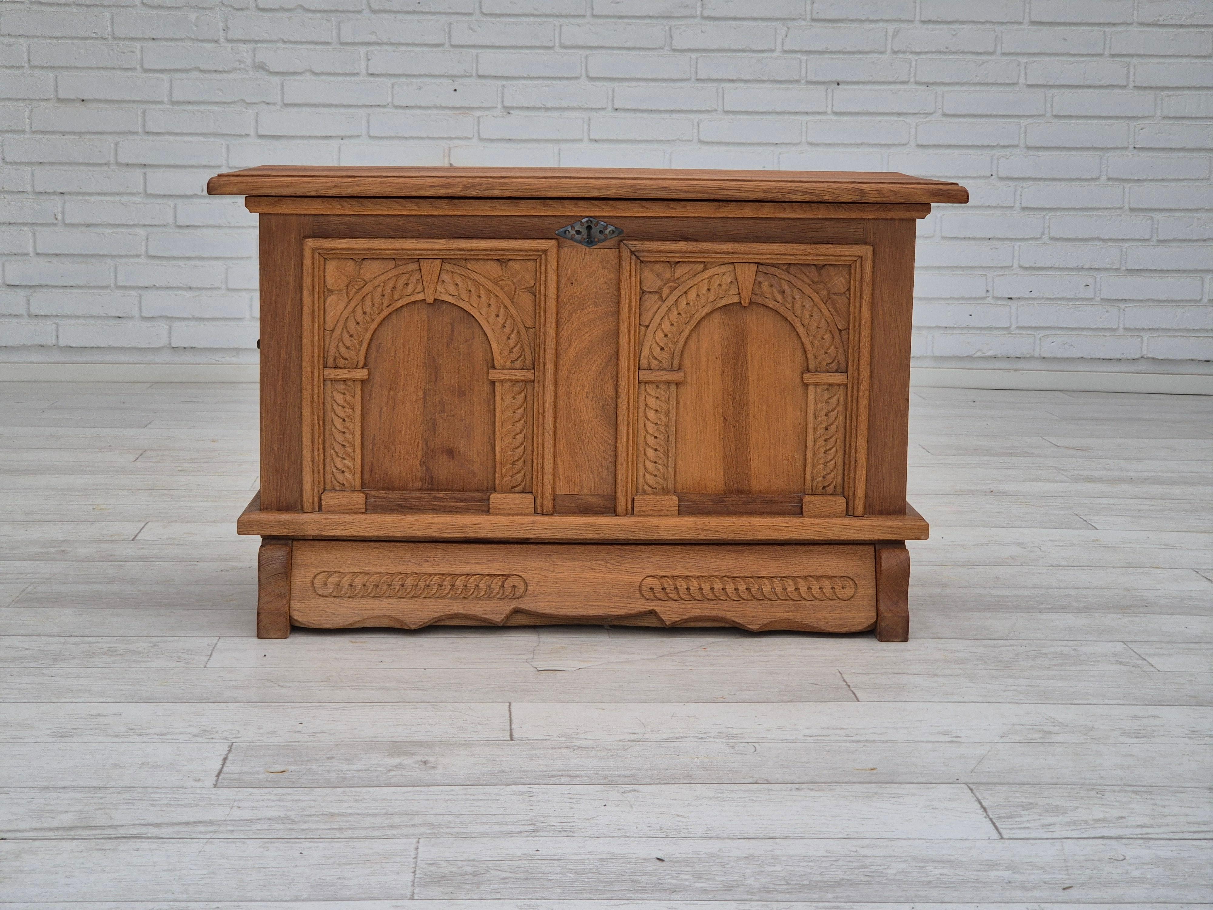 Quercia Anni '70, scatola laterale danese con cassetto, in legno massiccio di Oak. in vendita