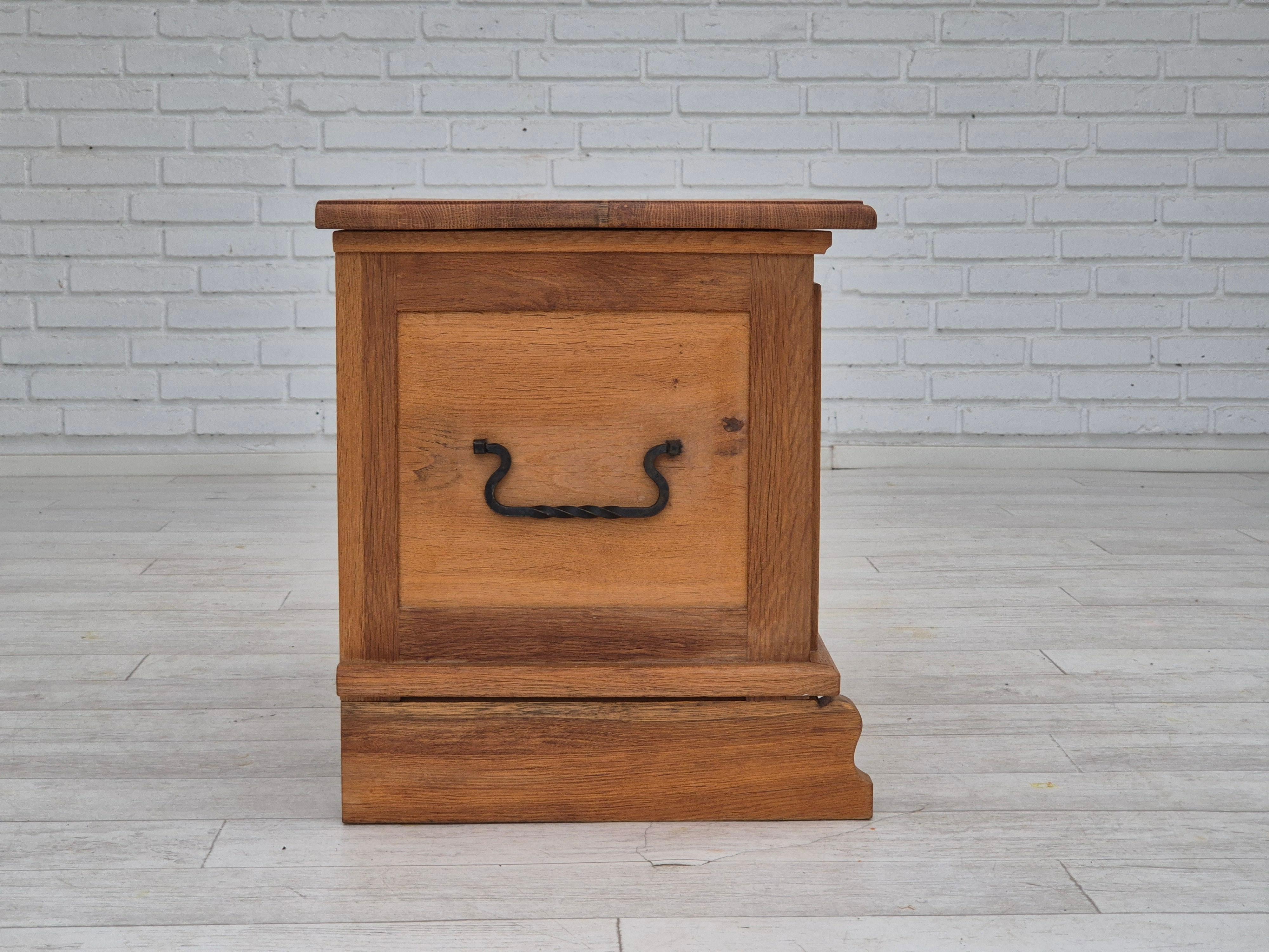 Anni '70, scatola laterale danese con cassetto, in legno massiccio di Oak. in vendita 1