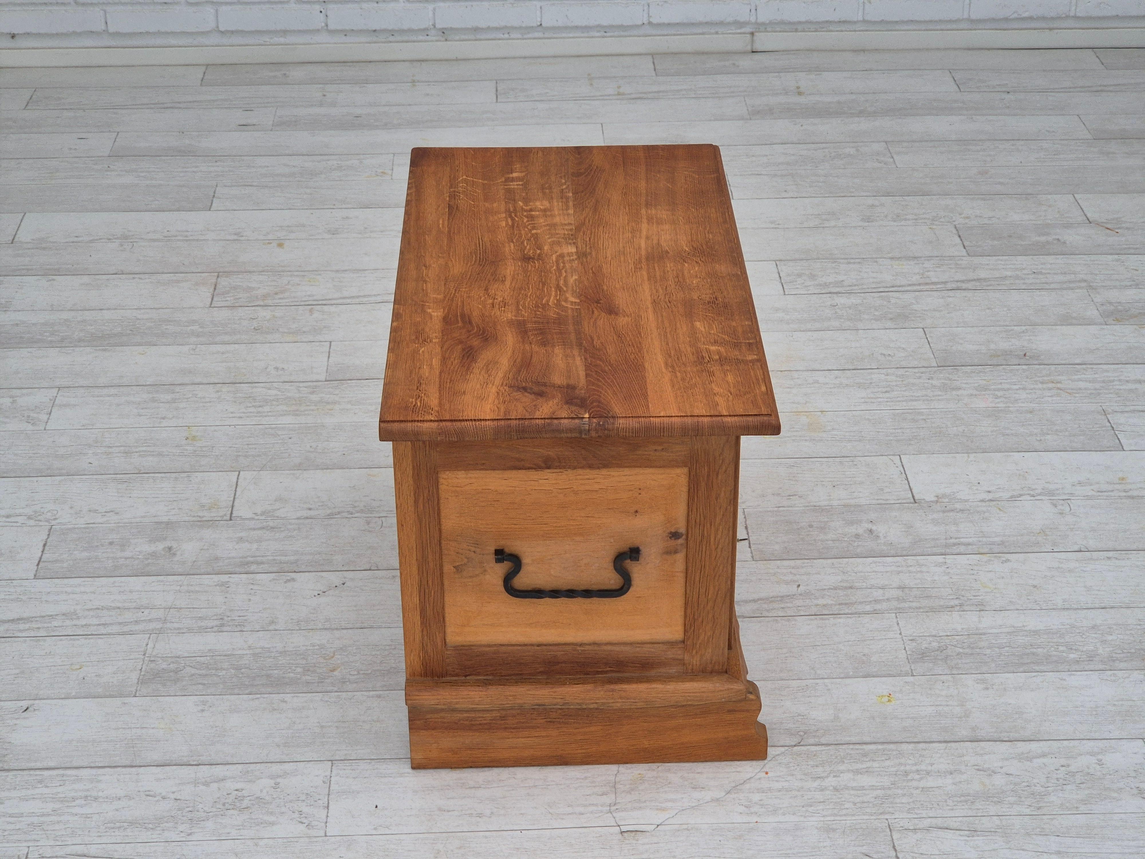 Anni '70, scatola laterale danese con cassetto, in legno massiccio di Oak. in vendita 2