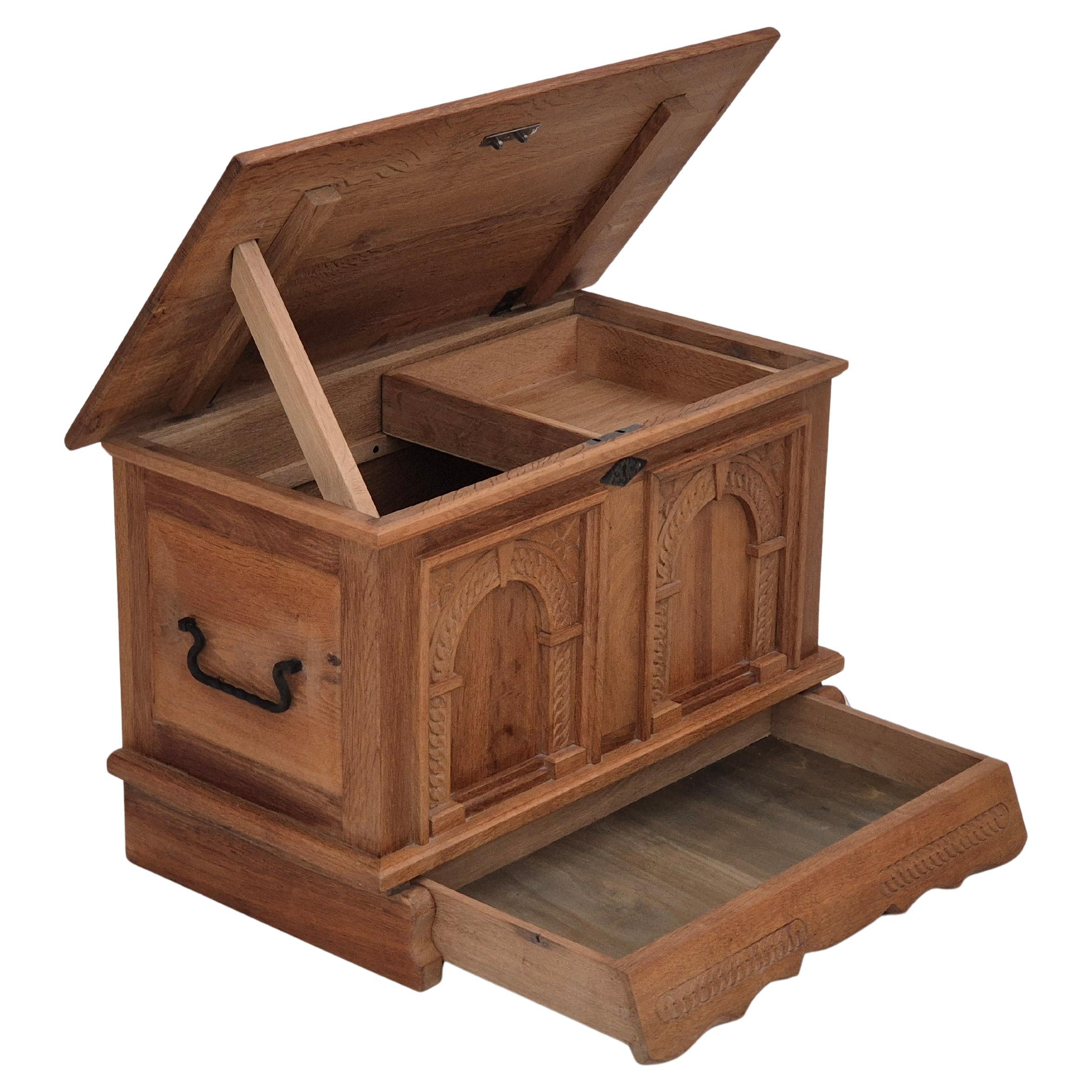 Anni '70, scatola laterale danese con cassetto, in legno massiccio di Oak. in vendita