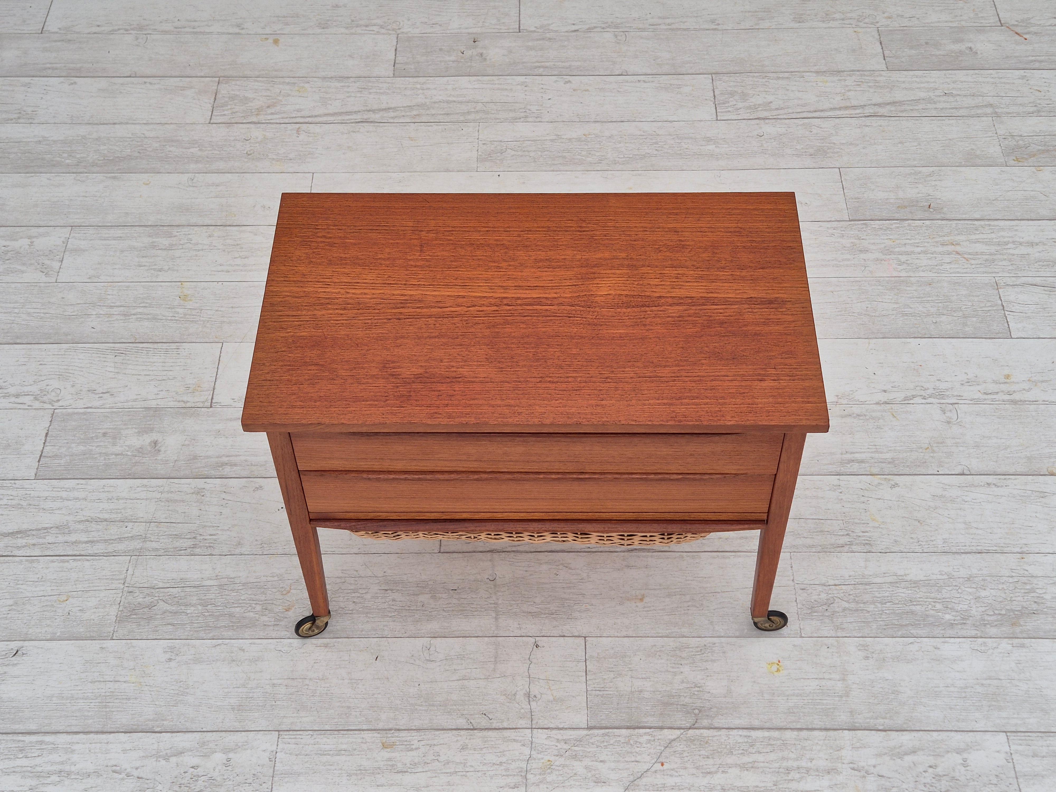 Commode d'appoint danoise des années 1970, bois de teck, rotin, roues en laiton, original en vente 4