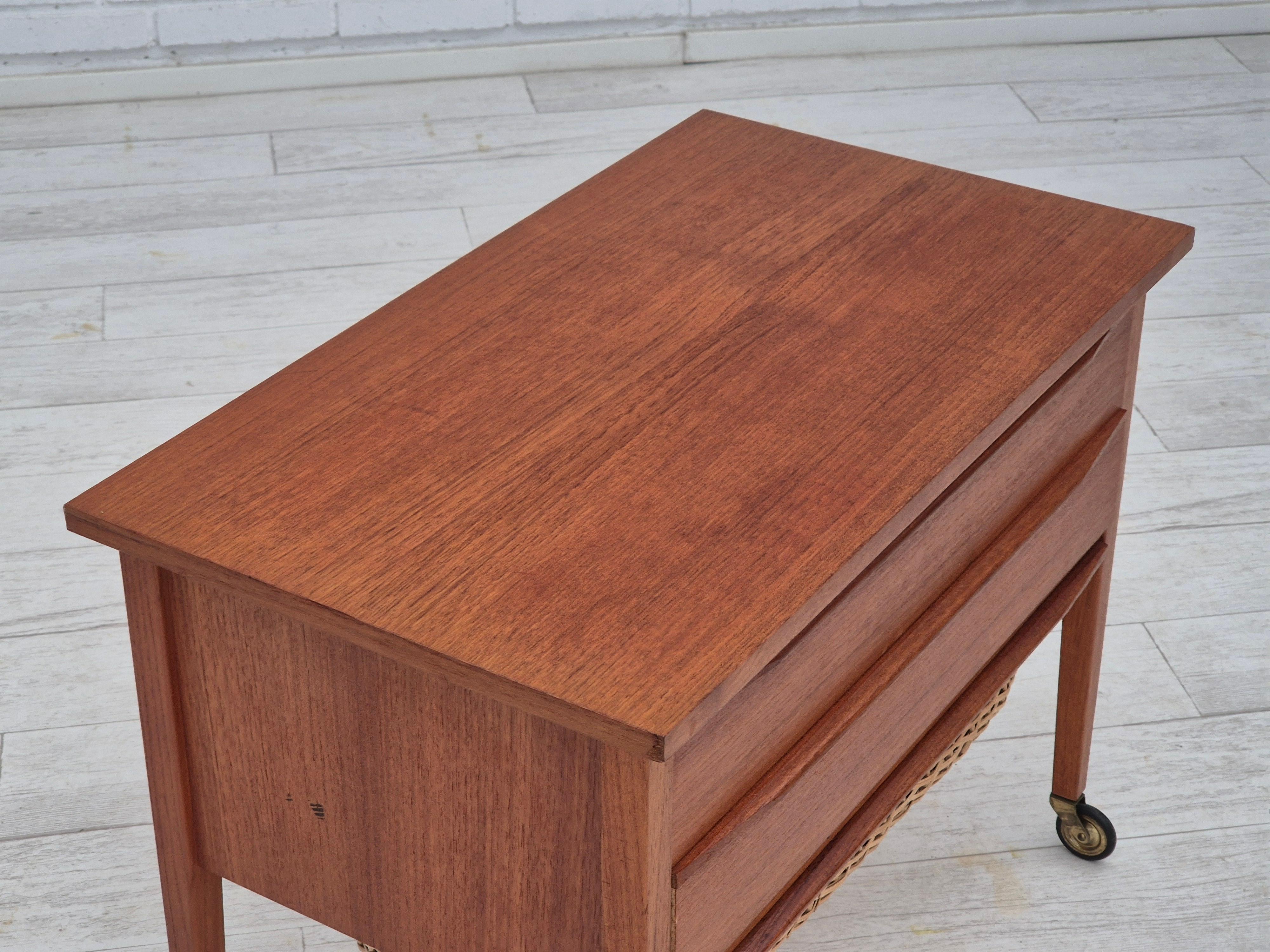 Commode d'appoint danoise des années 1970, bois de teck, rotin, roues en laiton, original en vente 5